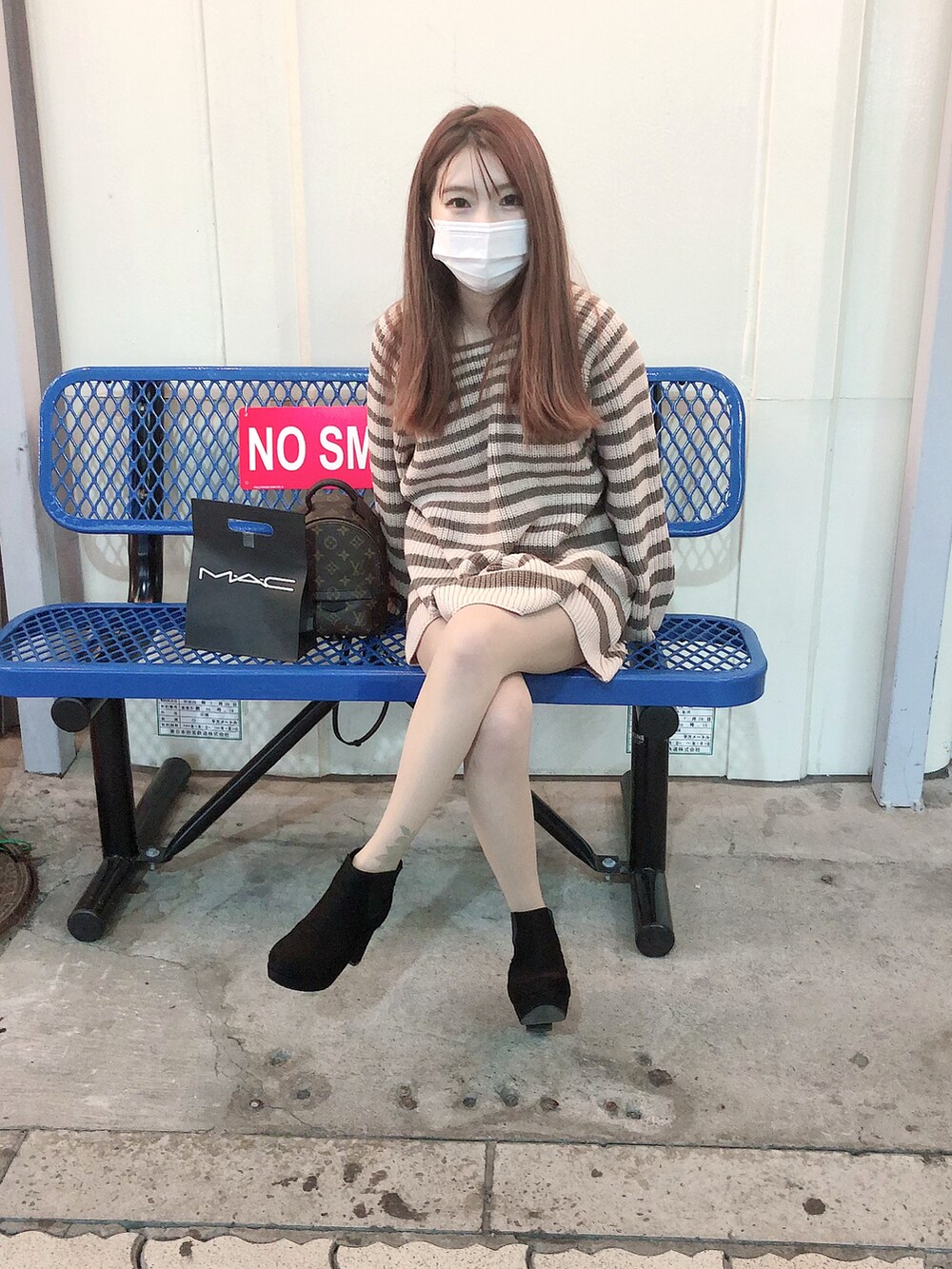 ピンク系のニット/セーター、ブラック系のブーツを着用したレディースの冬コーディネートの2枚目の写真