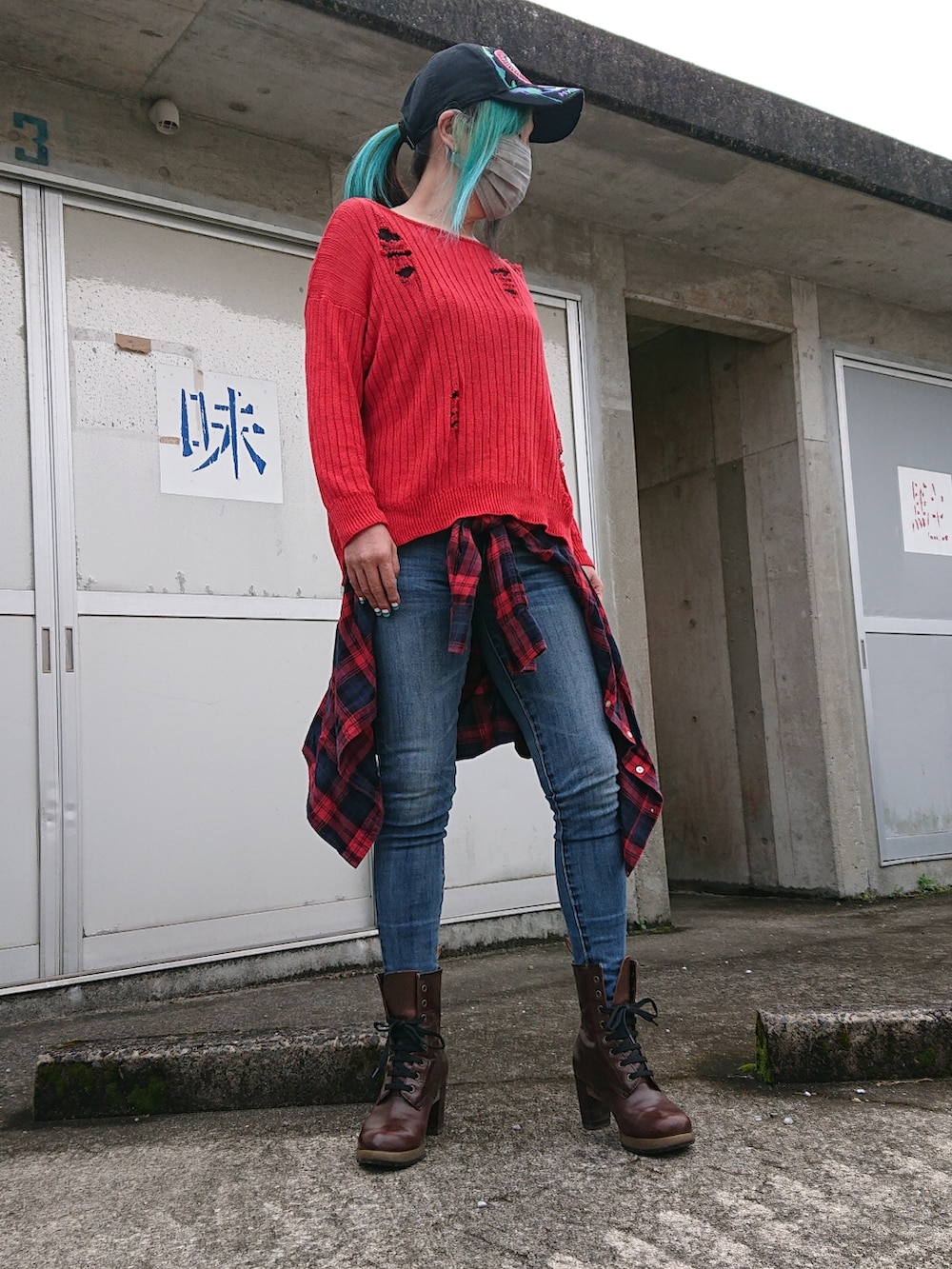 ブルー系のデニムパンツ、レッド系のニット/セーター、ブラウン系のブーツを着用したレディースの春コーディネートの2枚目の写真