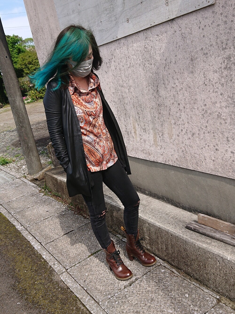 ブラック系のジャケット/アウター、オレンジ系のシャツ/ブラウス、ブラック系のデニムパンツを着用したレディースの春コーディネートの2枚目の写真