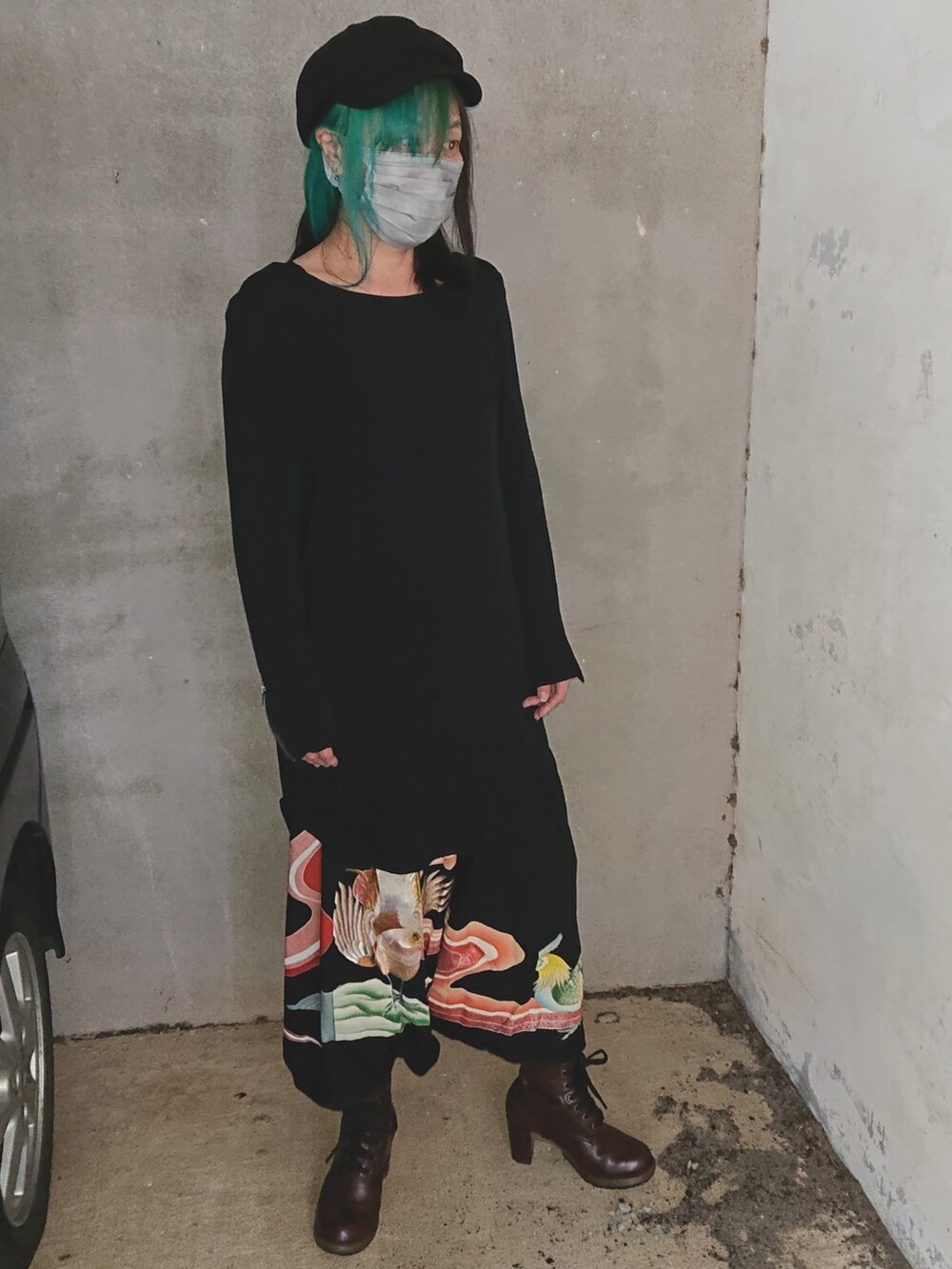 ブラック系のワンピース、ブラック系のパンツ、ブラウン系のブーツを着用したレディースの春コーディネートの2枚目の写真