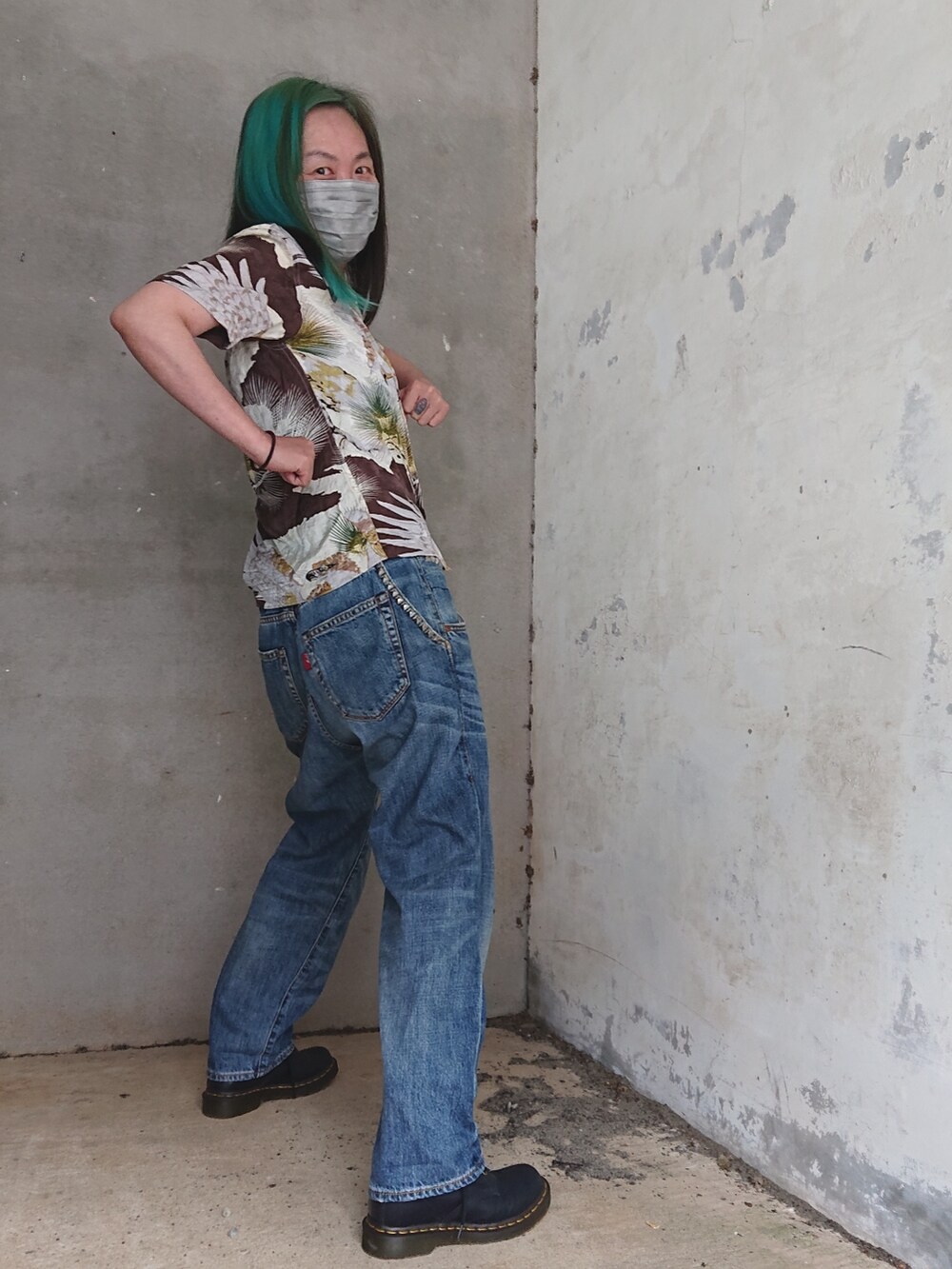 ブルー系のデニムパンツ、ブルー系のブーツ、ホワイト系のシャツ/ブラウスを着用したレディースの春コーディネートの2枚目の写真