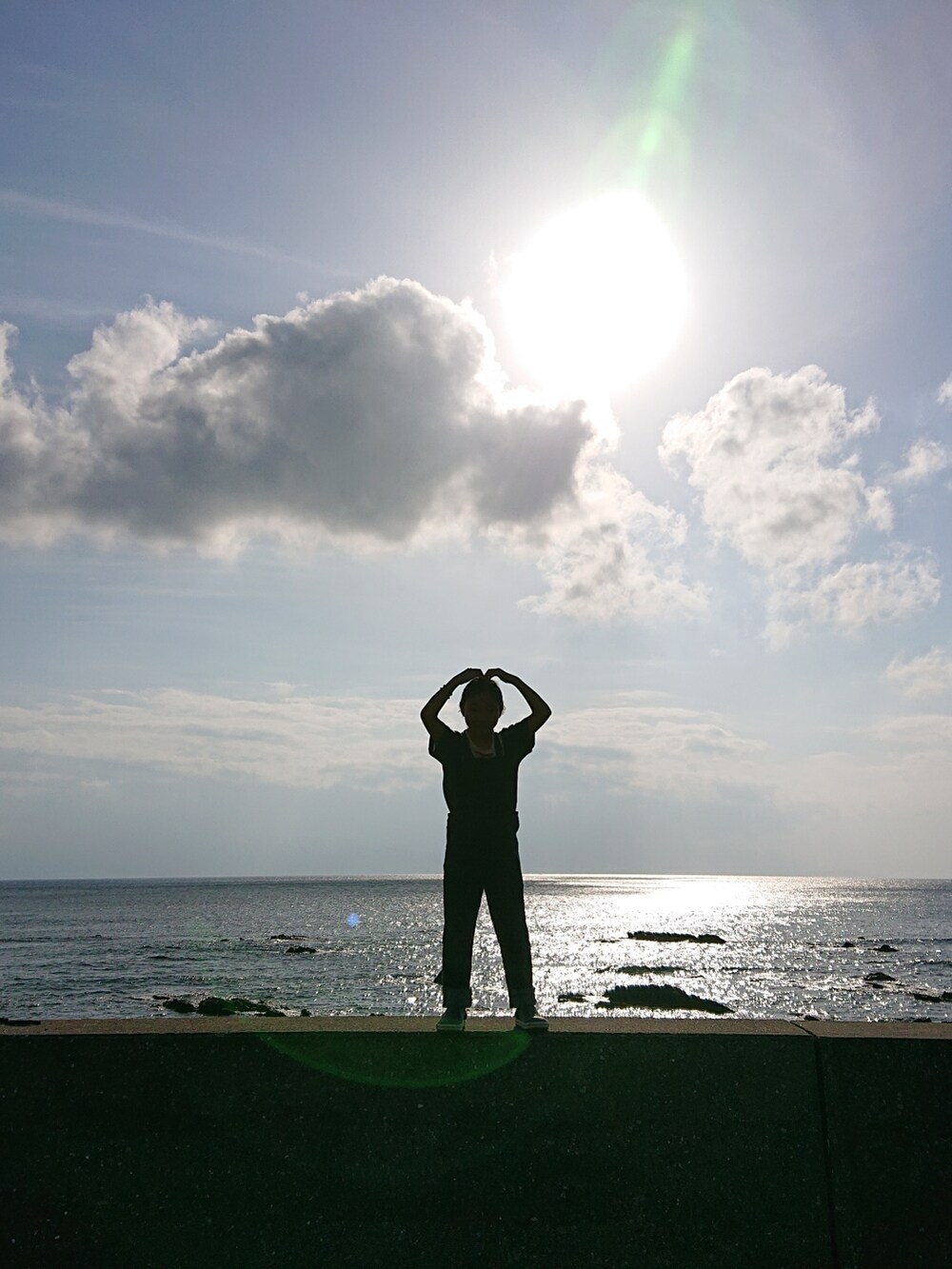 ブルー系のTシャツ/カットソー、その他のその他を着用したレディースの春コーディネートの2枚目の写真