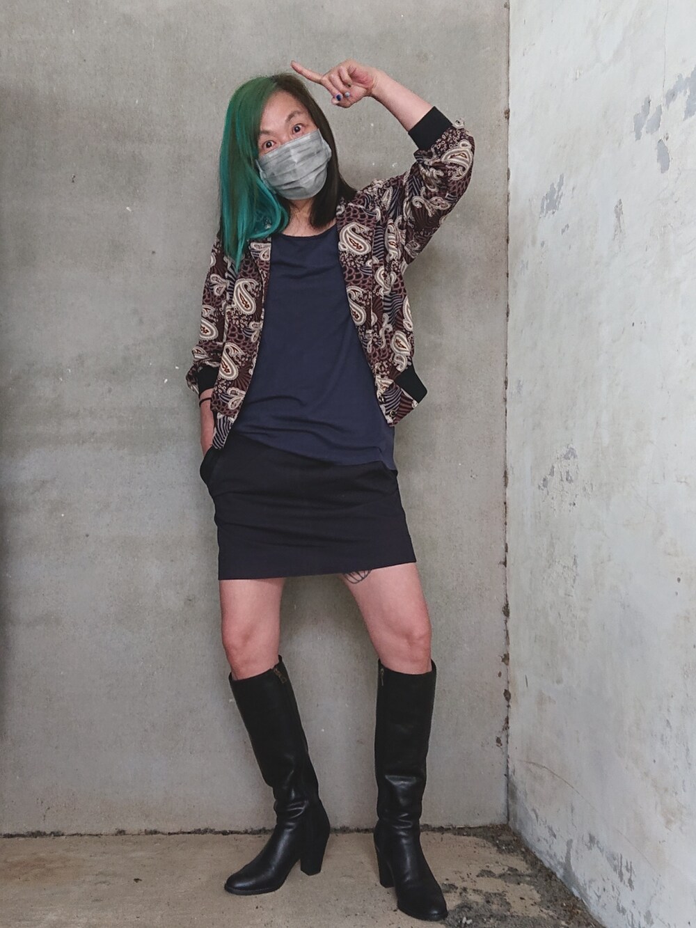 ブラック系のブーツ、ブラック系のスカート、ブルー系のTシャツ/カットソーを着用したレディースの春コーディネートの2枚目の写真