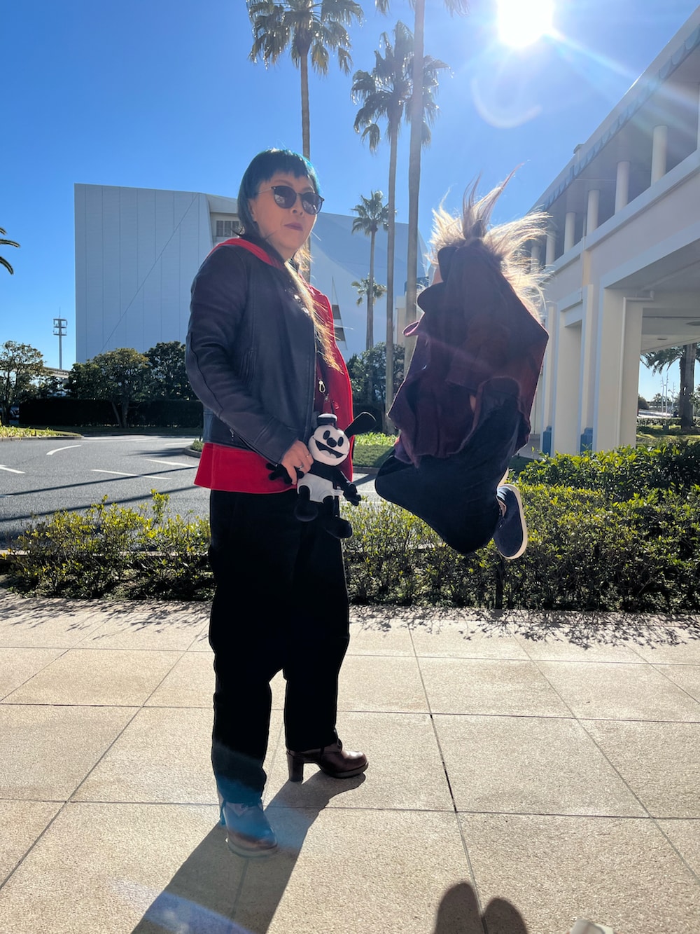 ブラック系のデニムパンツ、レッド系の財布/小物、ホワイト系のおもちゃを着用したレディースの秋コーディネートの2枚目の写真