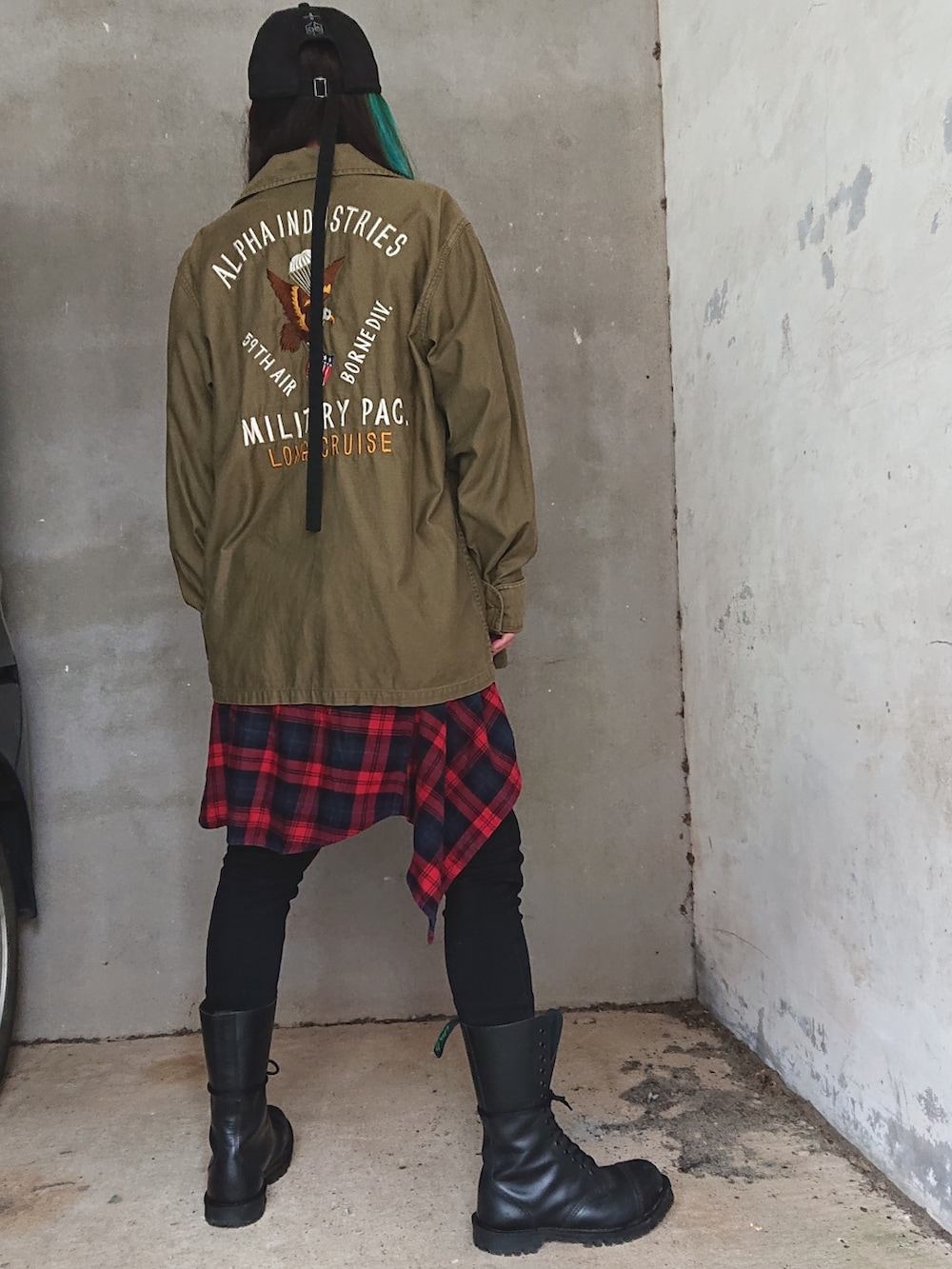 ブラック系のTシャツ/カットソー、ブラック系のデニムパンツ、ブラック系のブーツを着用したレディースの春コーディネートの3枚目の写真