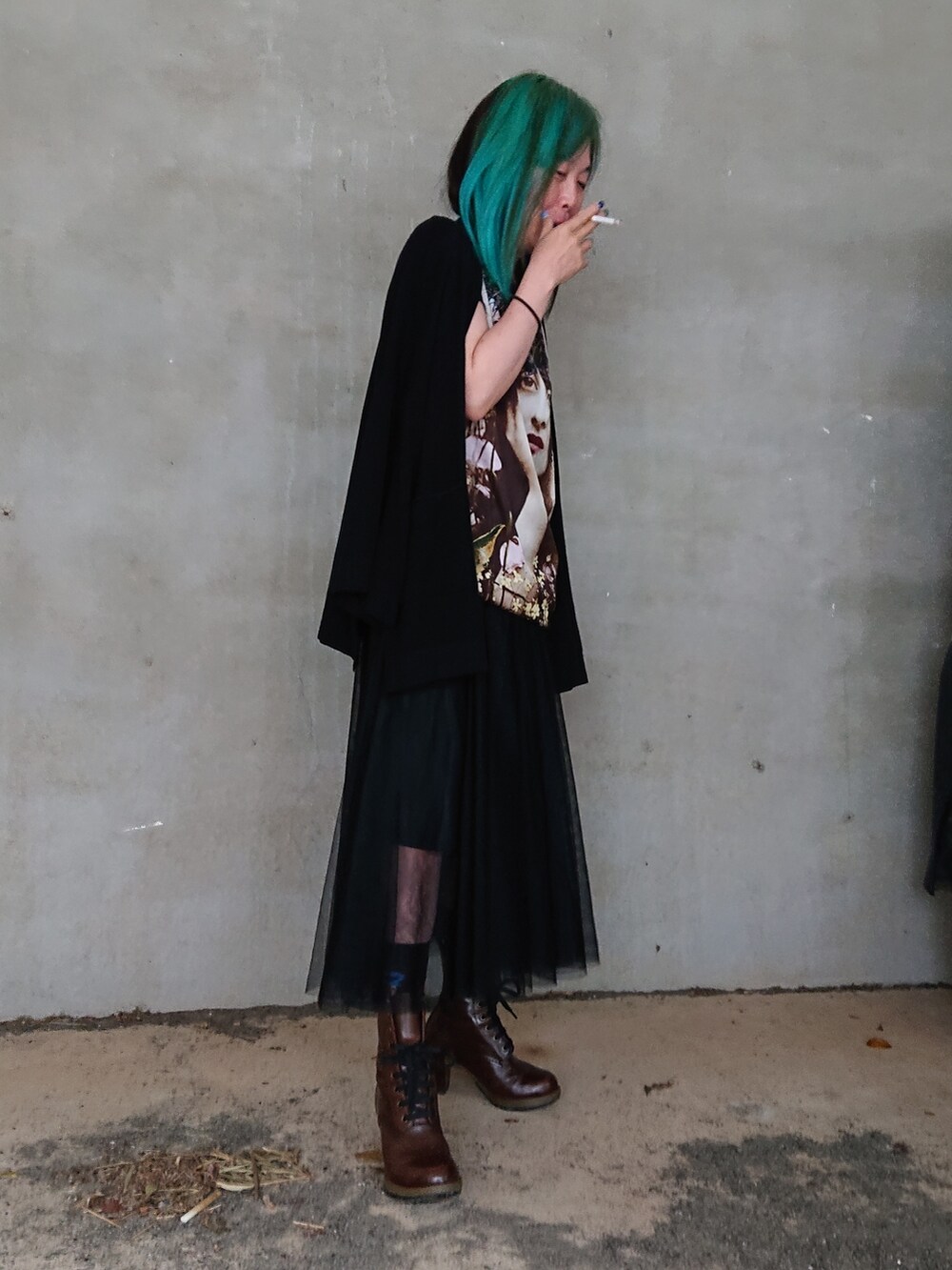 ブラック系のTシャツ/カットソー、ブラック系のスカート、ブラック系のカーディガン/ボレロを着用したレディースの春コーディネートの2枚目の写真