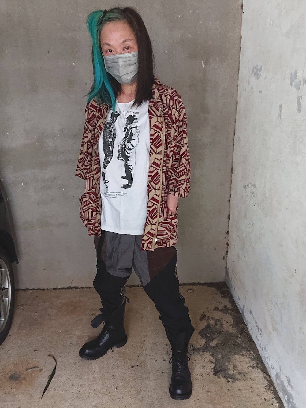 ホワイト系のTシャツ/カットソー、その他のジャケット/アウター、ブラック系のパンツを着用したレディースの春コーディネートの2枚目の写真