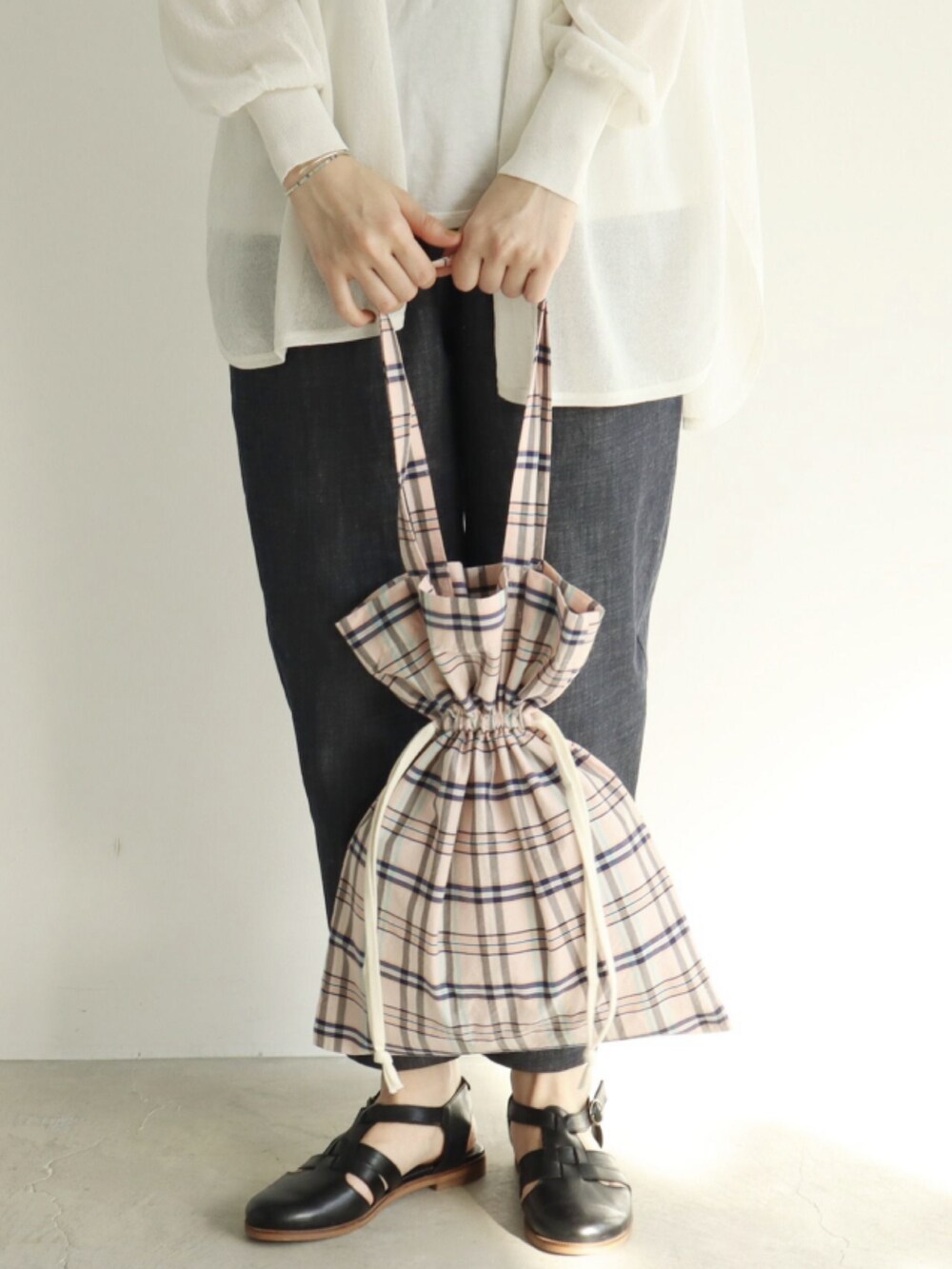 ピンク系のその他パンツを着用したレディースの春コーディネートの2枚目の写真