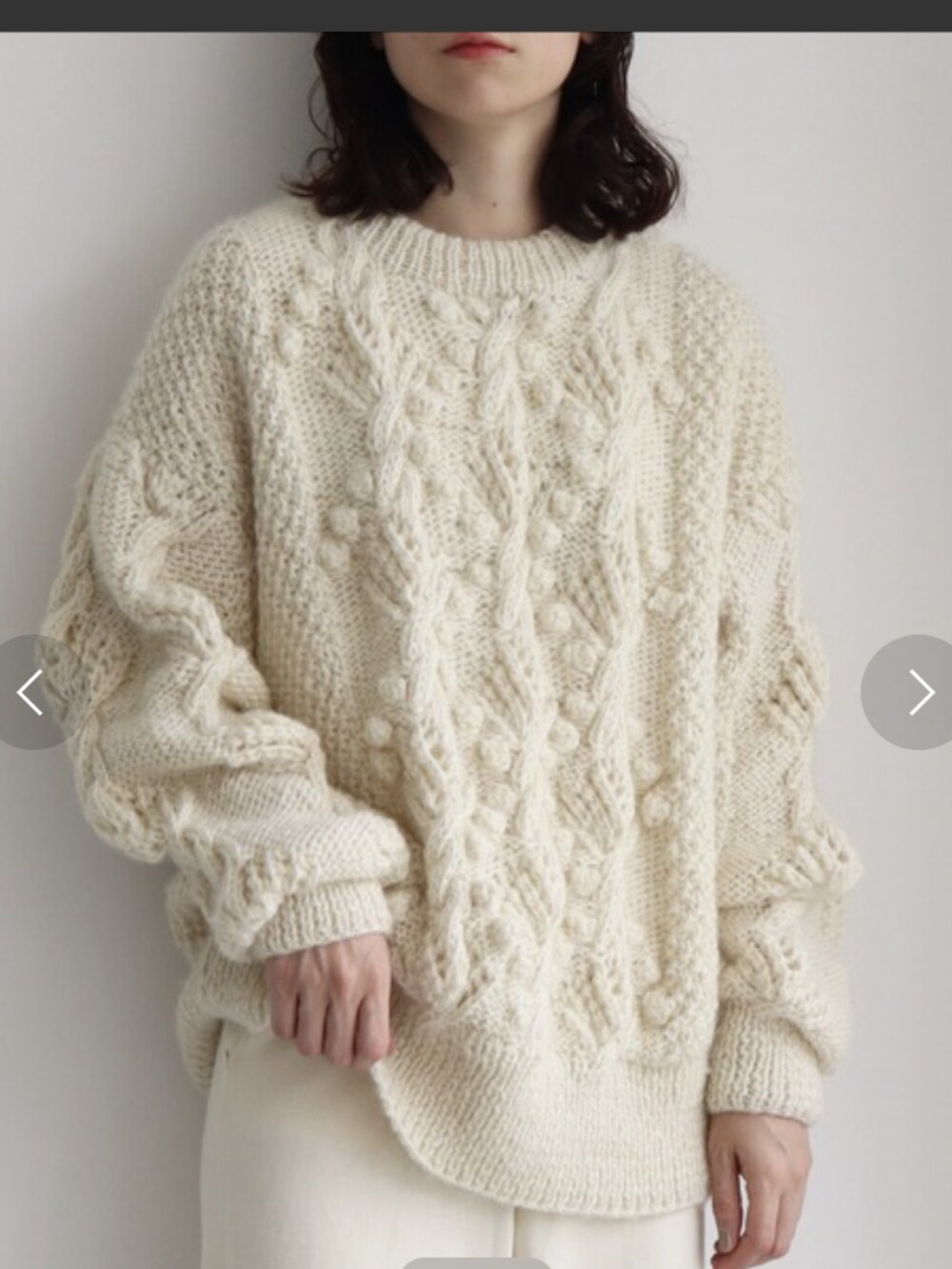 ブラック系のニット/セーターを着用したレディースの夏コーディネートの5枚目の写真