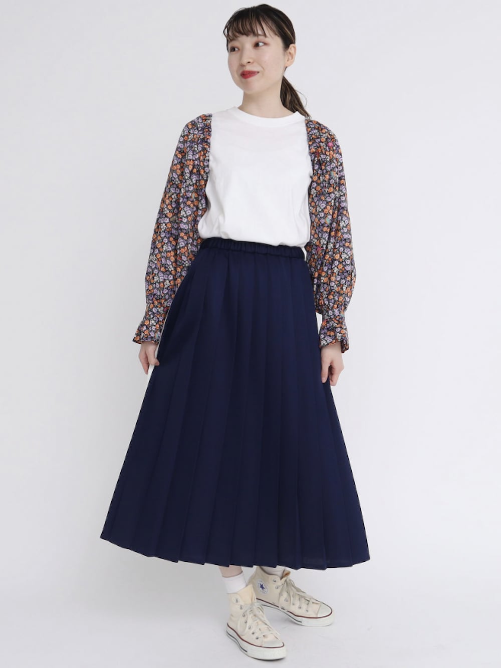 レッド系のカーディガン/ボレロを着用したレディースの秋コーディネートの2枚目の写真