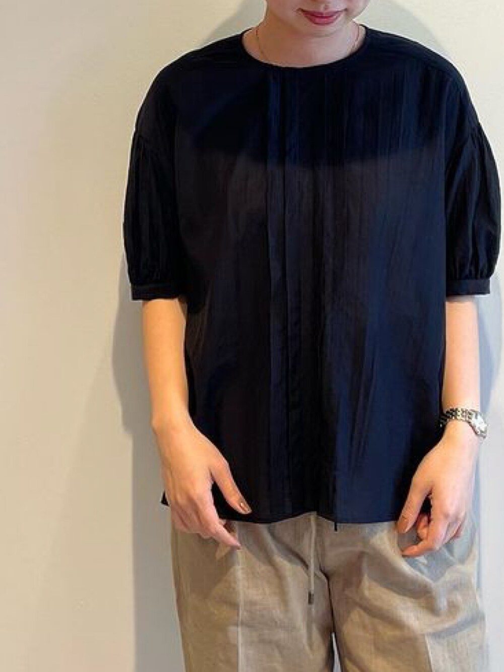 ブラック系のシャツ/ブラウスを着用したレディースの春コーディネートの3枚目の写真