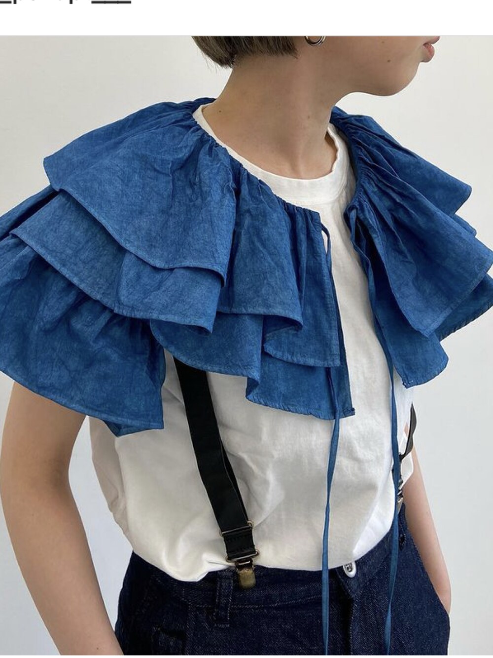 ブルー系のワンピースを着用したレディースの夏コーディネートの2枚目の写真