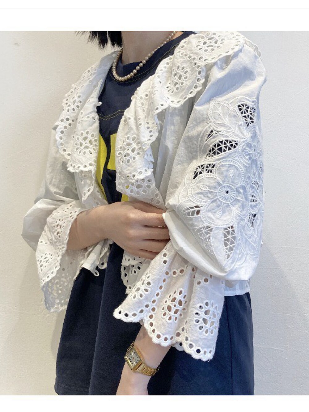 ブラック系のニット/セーターを着用したレディースの秋コーディネートの2枚目の写真