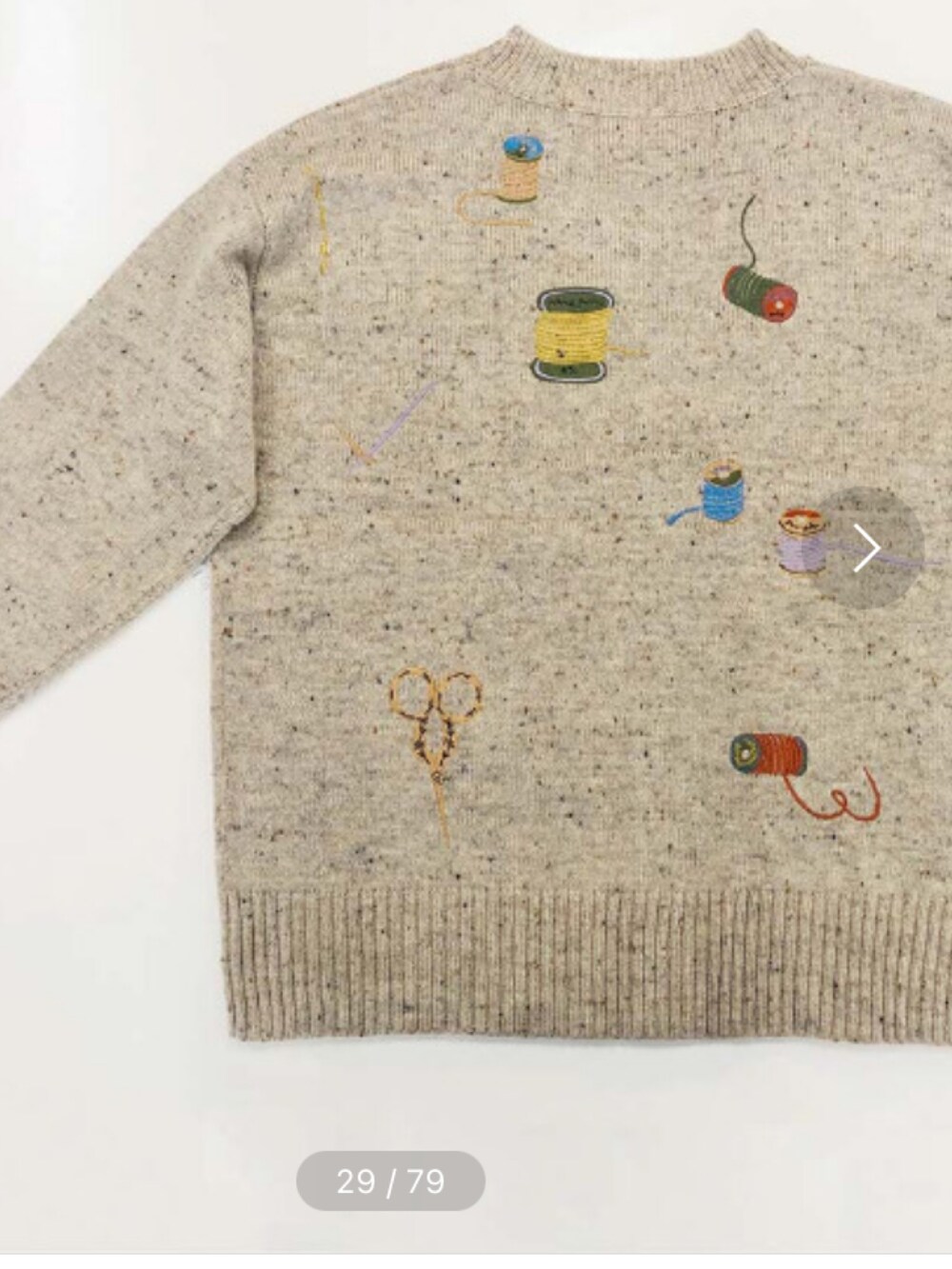 ブラック系のニット/セーター、ブルー系のシャツワンピースを着用したレディースの冬コーディネートの4枚目の写真