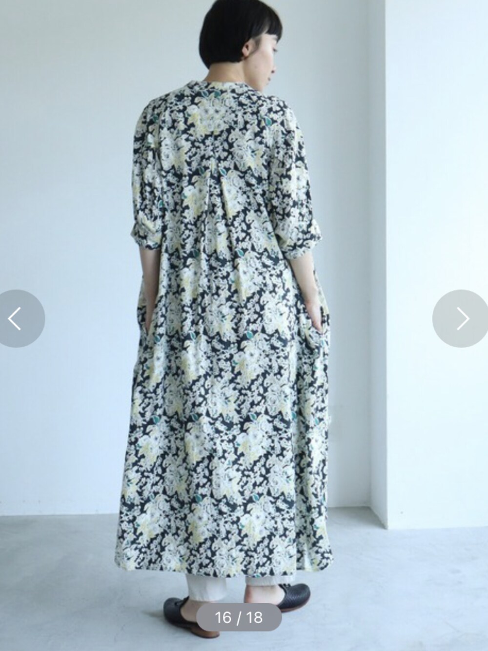 イエロー系のワンピースを着用したレディースの秋コーディネートの2枚目の写真