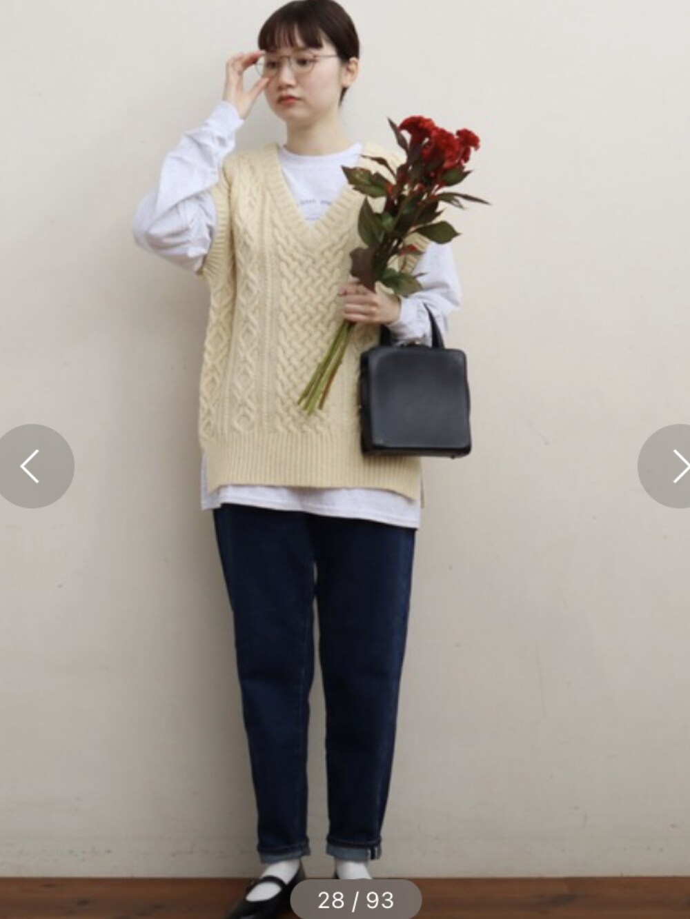 ブルー系のベスト、ホワイト系のワンピース、ベージュ系のその他パンツを着用したレディースの冬コーディネートの4枚目の写真