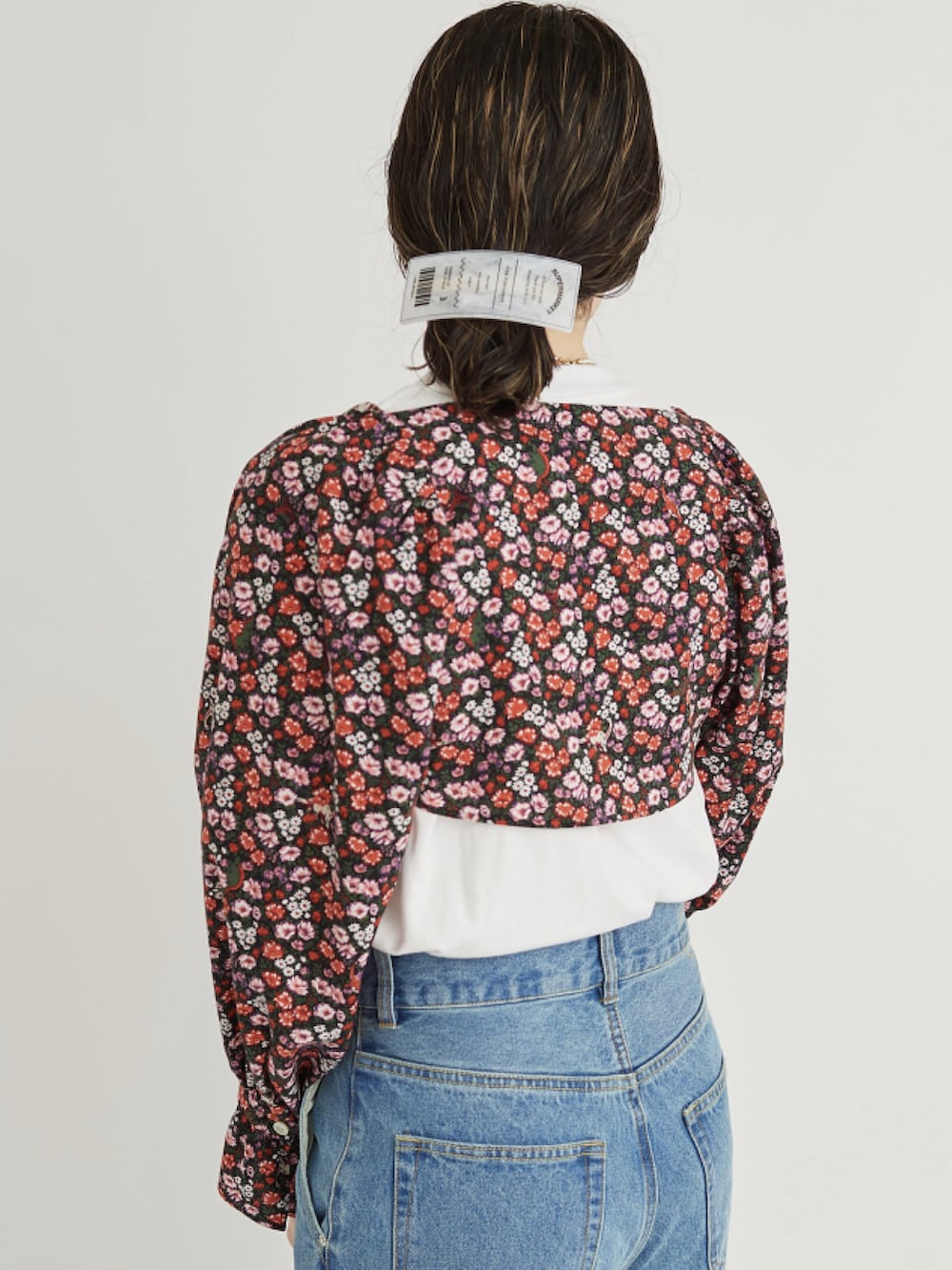 レッド系のカーディガン/ボレロを着用したレディースの秋コーディネートの3枚目の写真