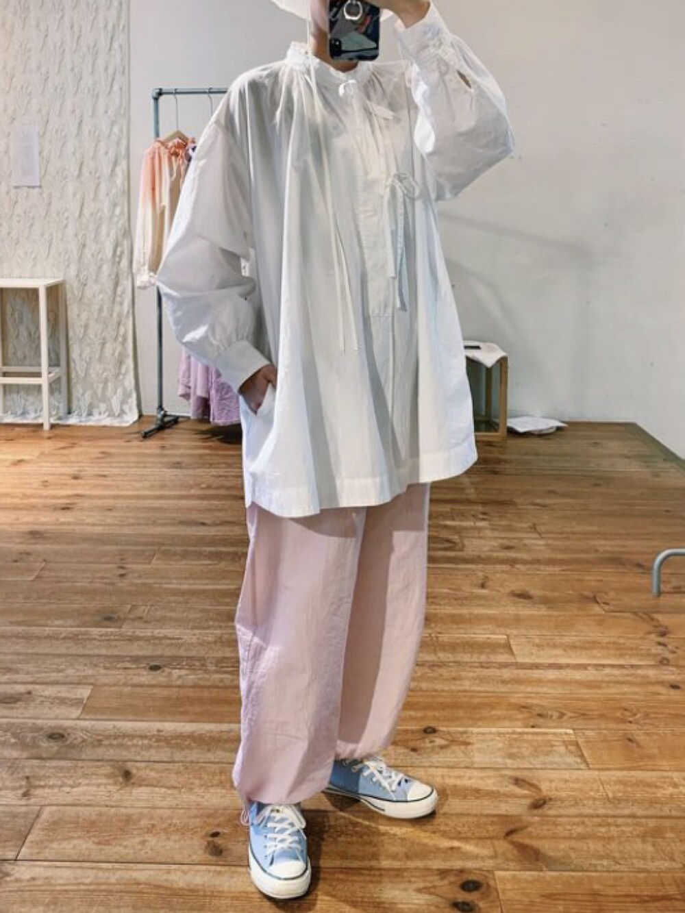 ピンク系のパンツを着用したレディースの冬コーディネートの2枚目の写真