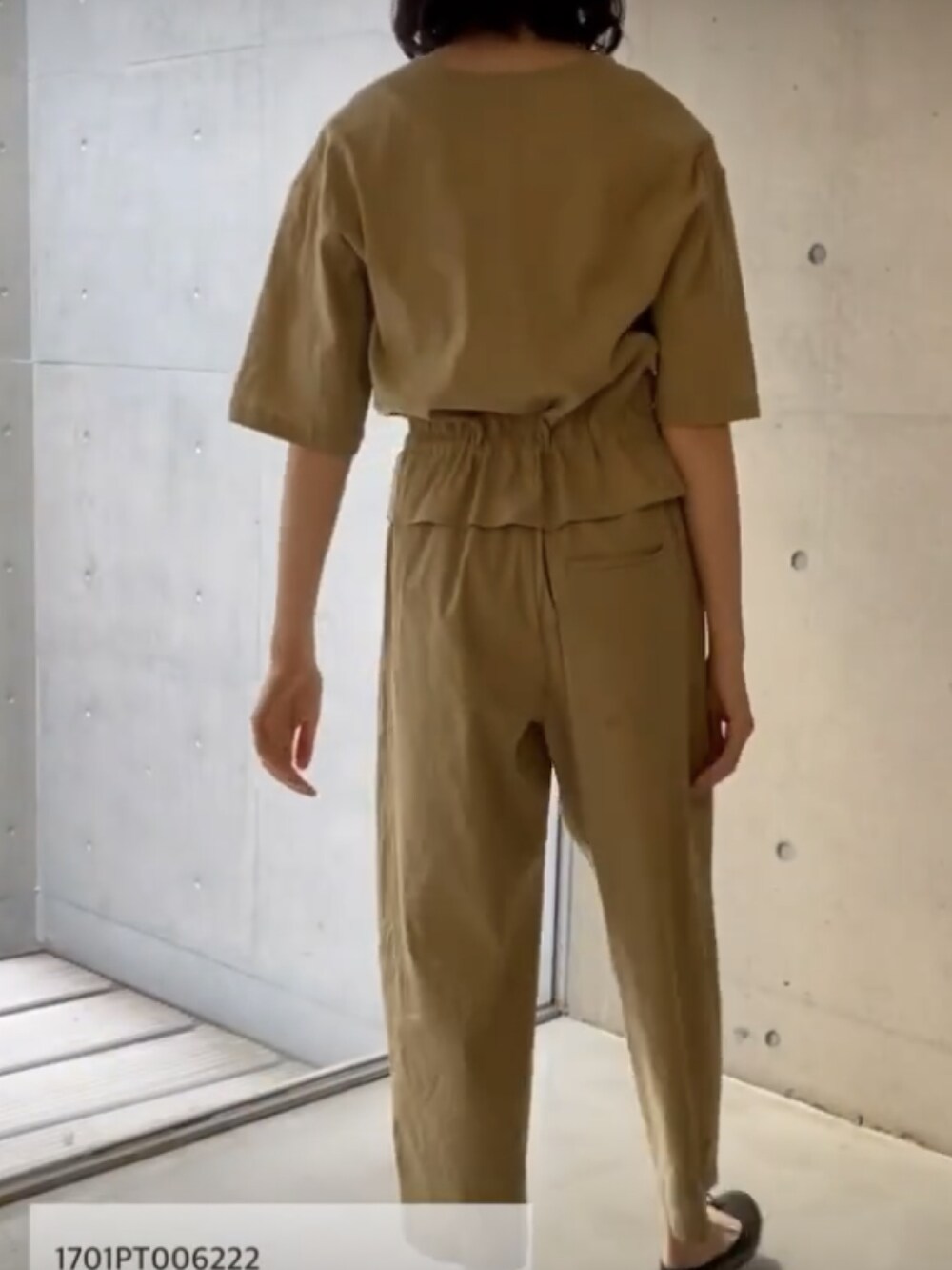 ベージュ系のサロペット/オーバーオールを着用したレディースの春コーディネートの2枚目の写真