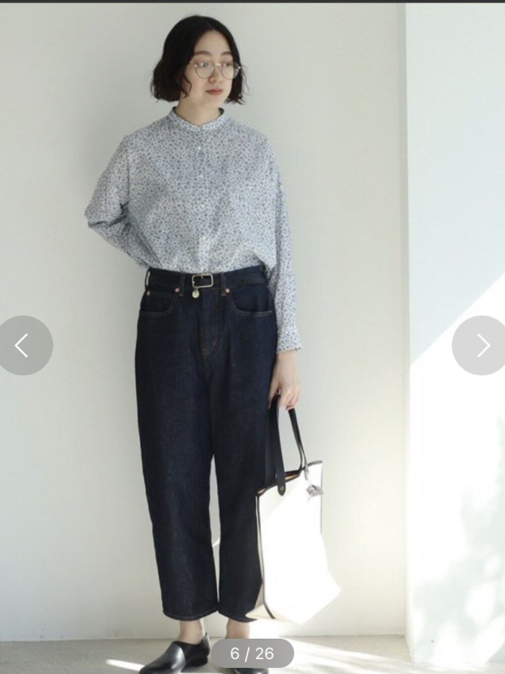 ブルー系のシャツ/ブラウス、ブルー系のデニムパンツを着用したレディースの冬コーディネートの2枚目の写真