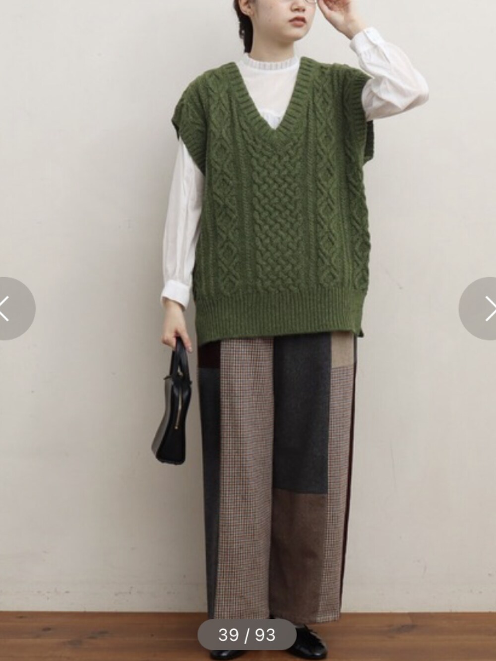 ブルー系のベスト、ホワイト系のワンピース、ベージュ系のその他パンツを着用したレディースの冬コーディネートの2枚目の写真