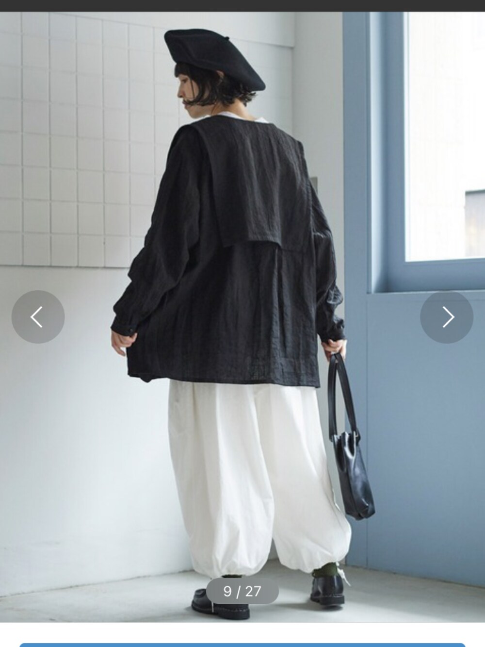 ブラック系のシャツ/ブラウス、ホワイト系のその他パンツを着用したレディースの冬コーディネートの2枚目の写真