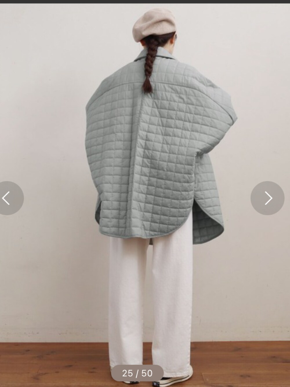 グリーン系のトップスを着用したレディースの秋コーディネートの2枚目の写真