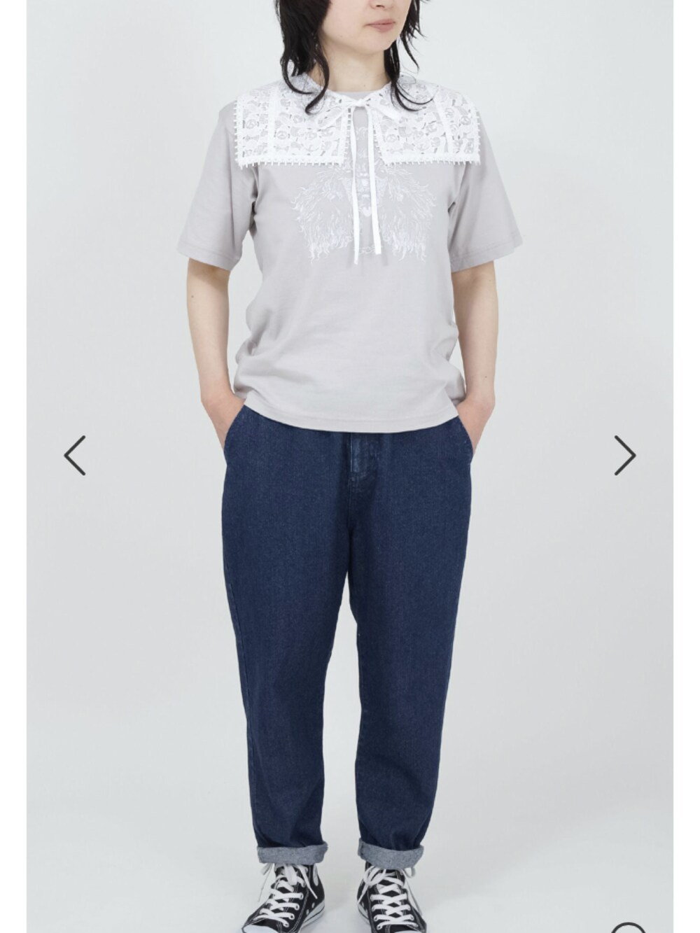 ホワイト系のシャツ/ブラウスを着用したレディースの冬コーディネートの3枚目の写真