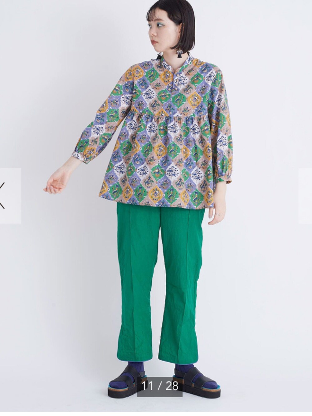 ブルー系の付け襟を着用したレディースの冬コーディネートの3枚目の写真