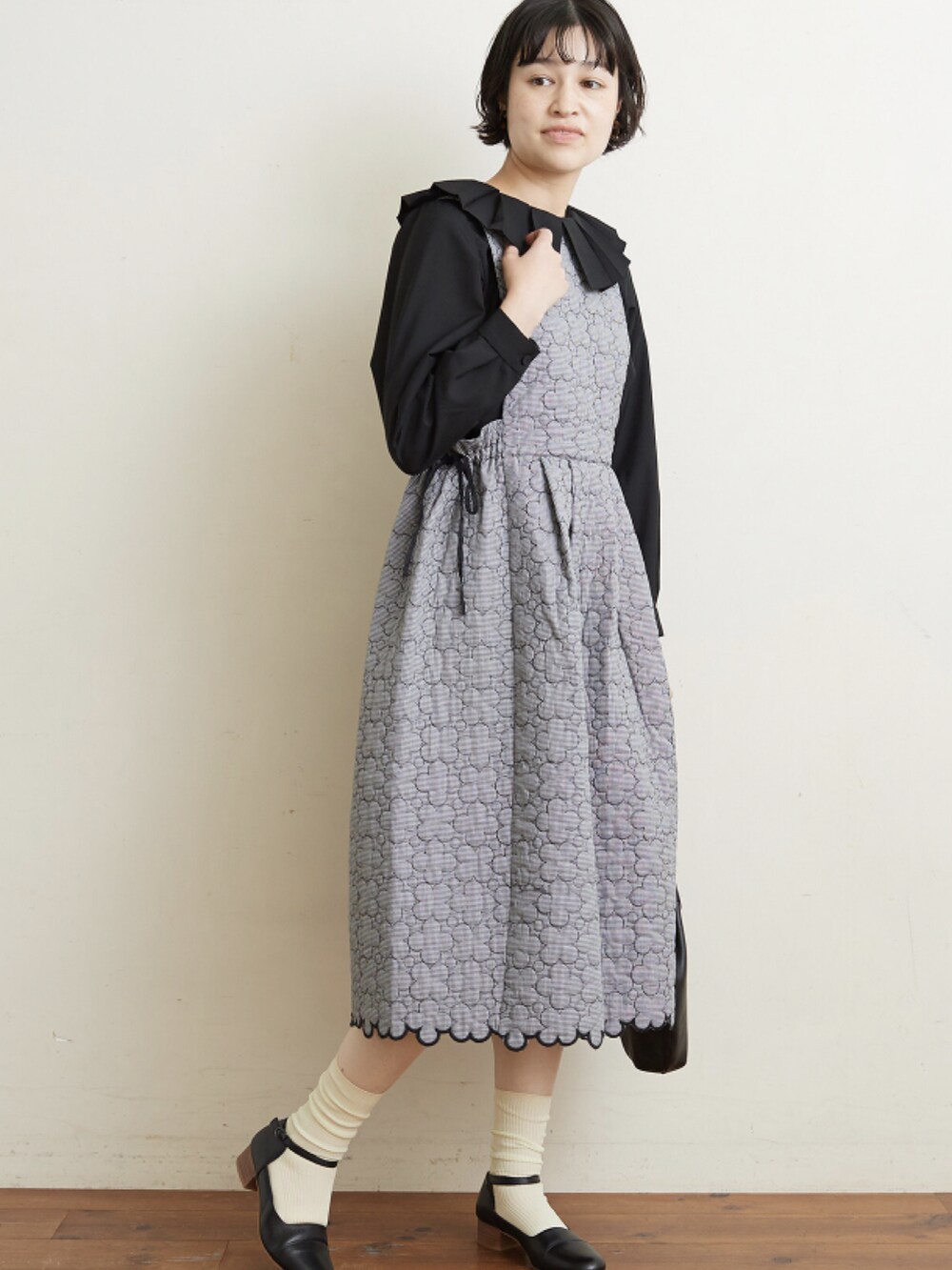 その他のワンピースを着用したレディースの冬コーディネートの2枚目の写真