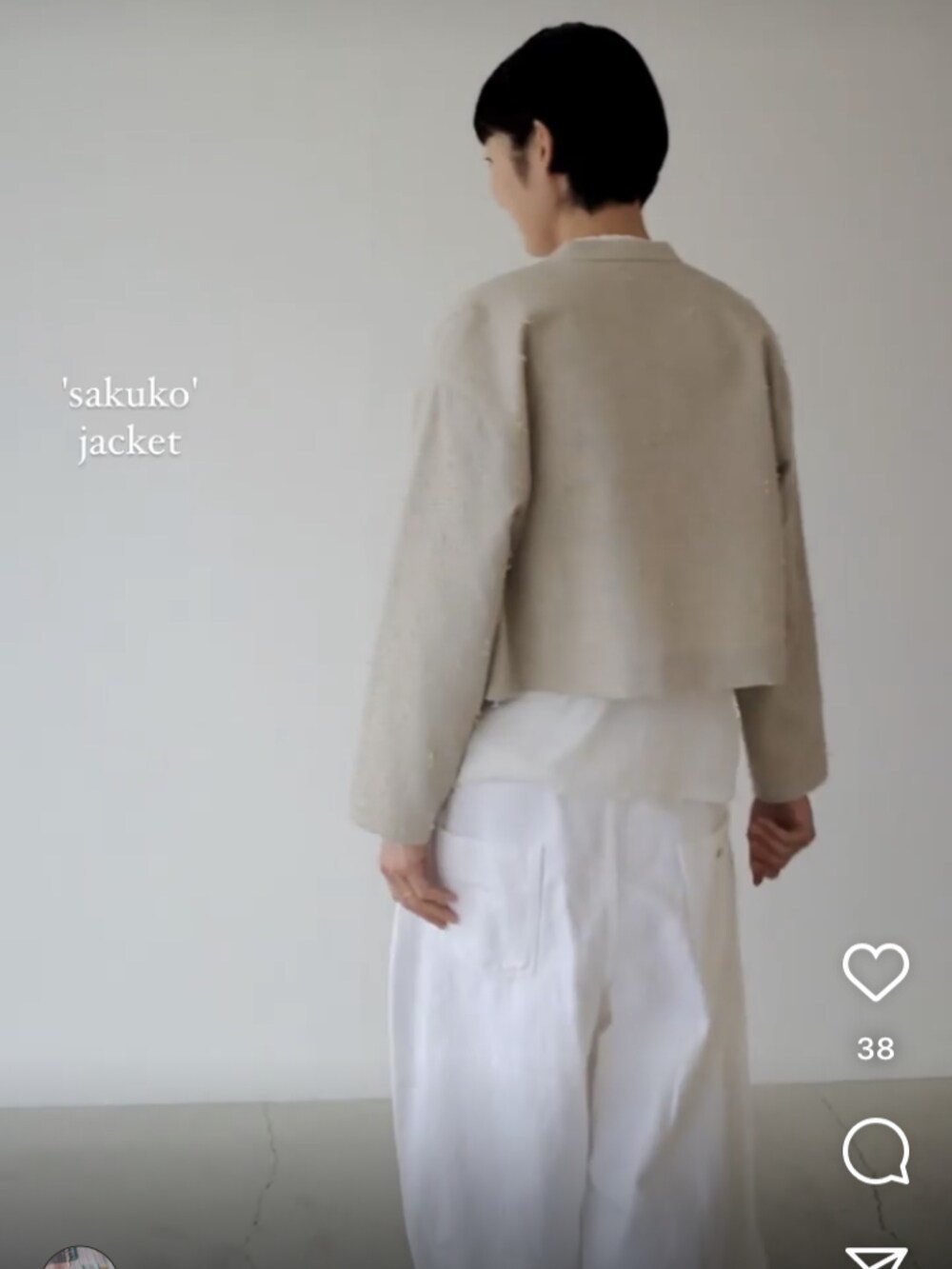 ホワイト系のデニムパンツを着用したレディースの夏コーディネートの2枚目の写真