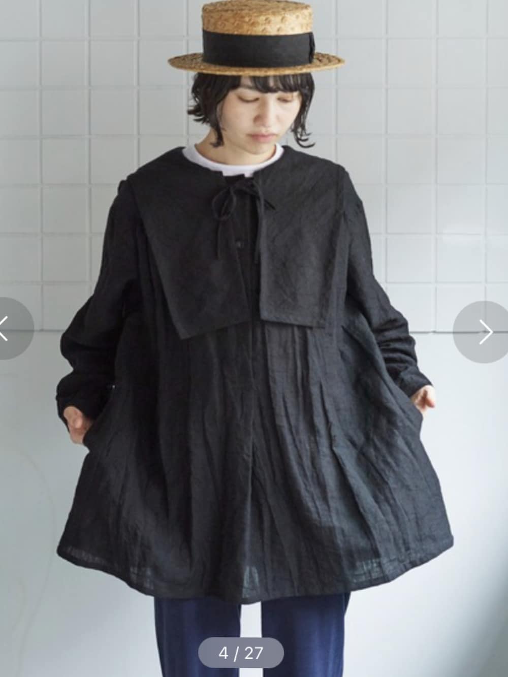 ブラック系のシャツ/ブラウス、ホワイト系のその他パンツを着用したレディースの冬コーディネートの3枚目の写真