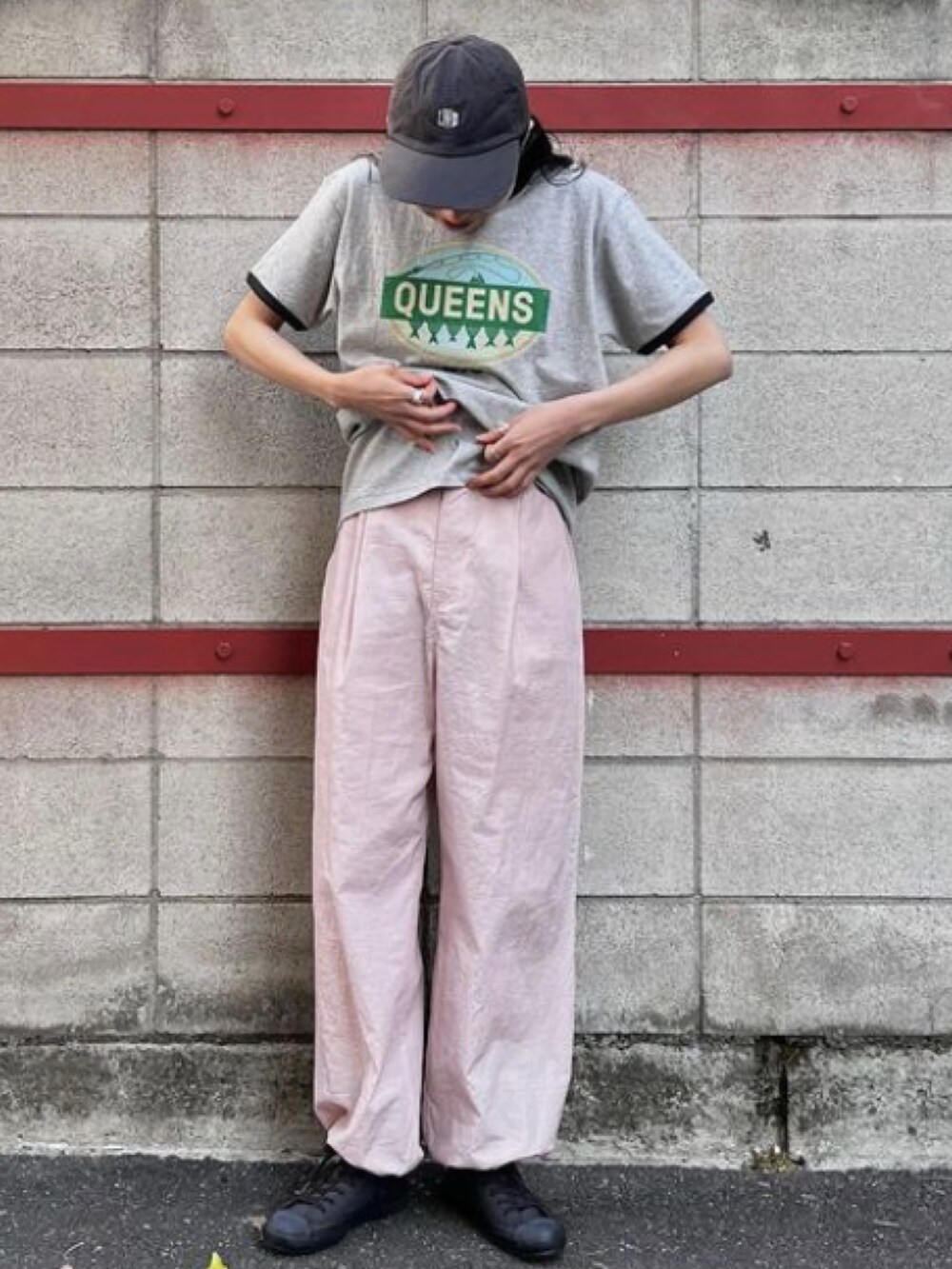 ピンク系のパンツを着用したレディースの冬コーディネートの2枚目の写真