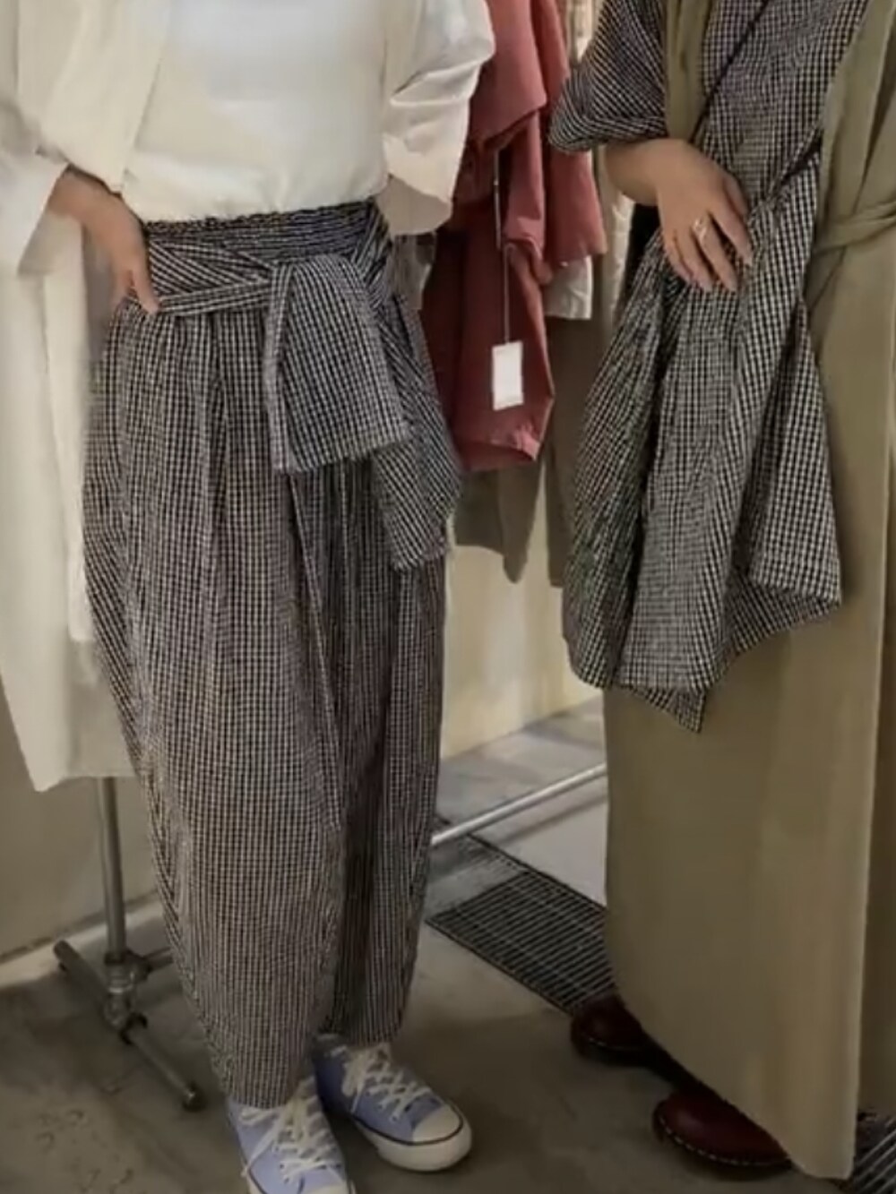 ブルー系のデニムパンツを着用したレディースの冬コーディネートの5枚目の写真