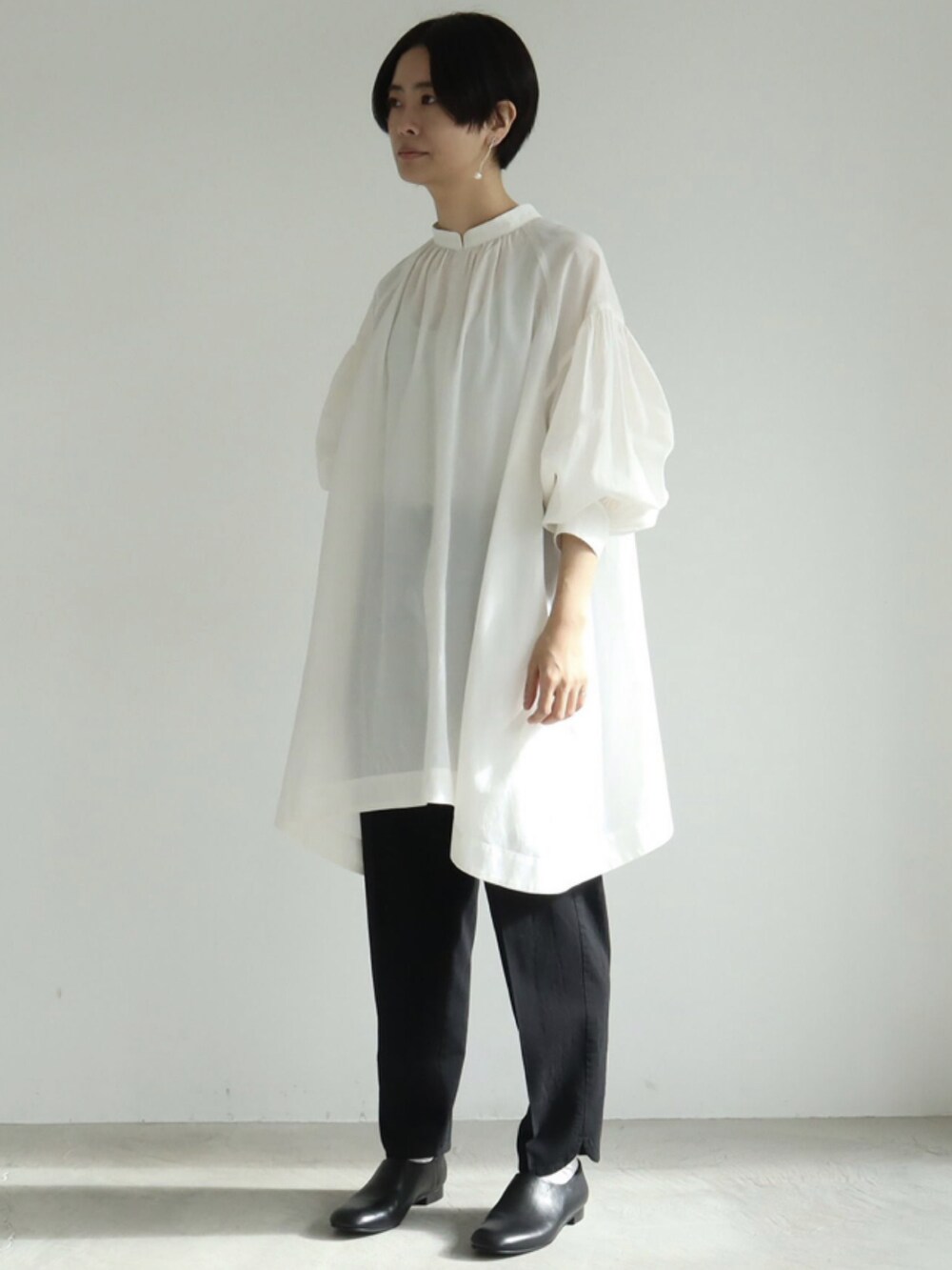 ホワイト系のシャツ/ブラウス、ピンク系のその他パンツ、ベージュ系のハットを着用したレディースの春コーディネートの2枚目の写真