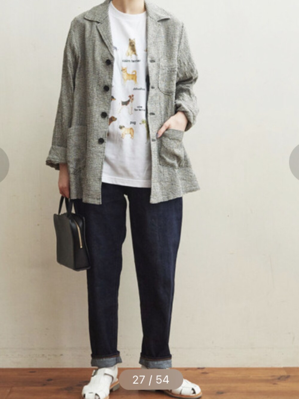 ブラック系のブルゾン、ブラック系のその他パンツ、ベージュ系のシャツ/ブラウスを着用したレディースの冬コーディネートの2枚目の写真