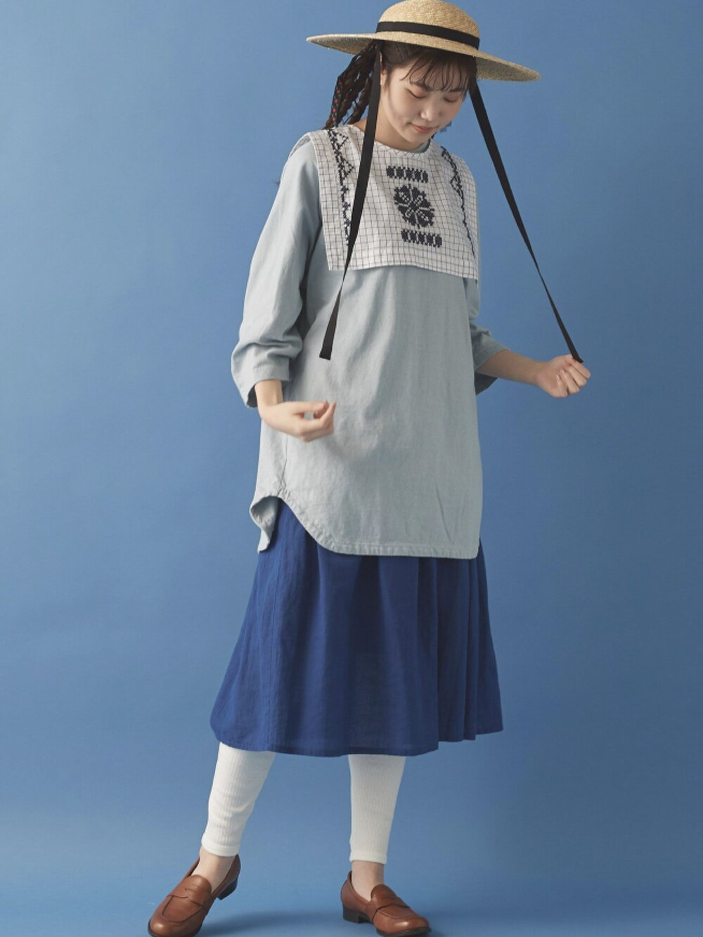 ホワイト系のその他パンツ、その他の付け襟を着用したレディースの春コーディネートの3枚目の写真