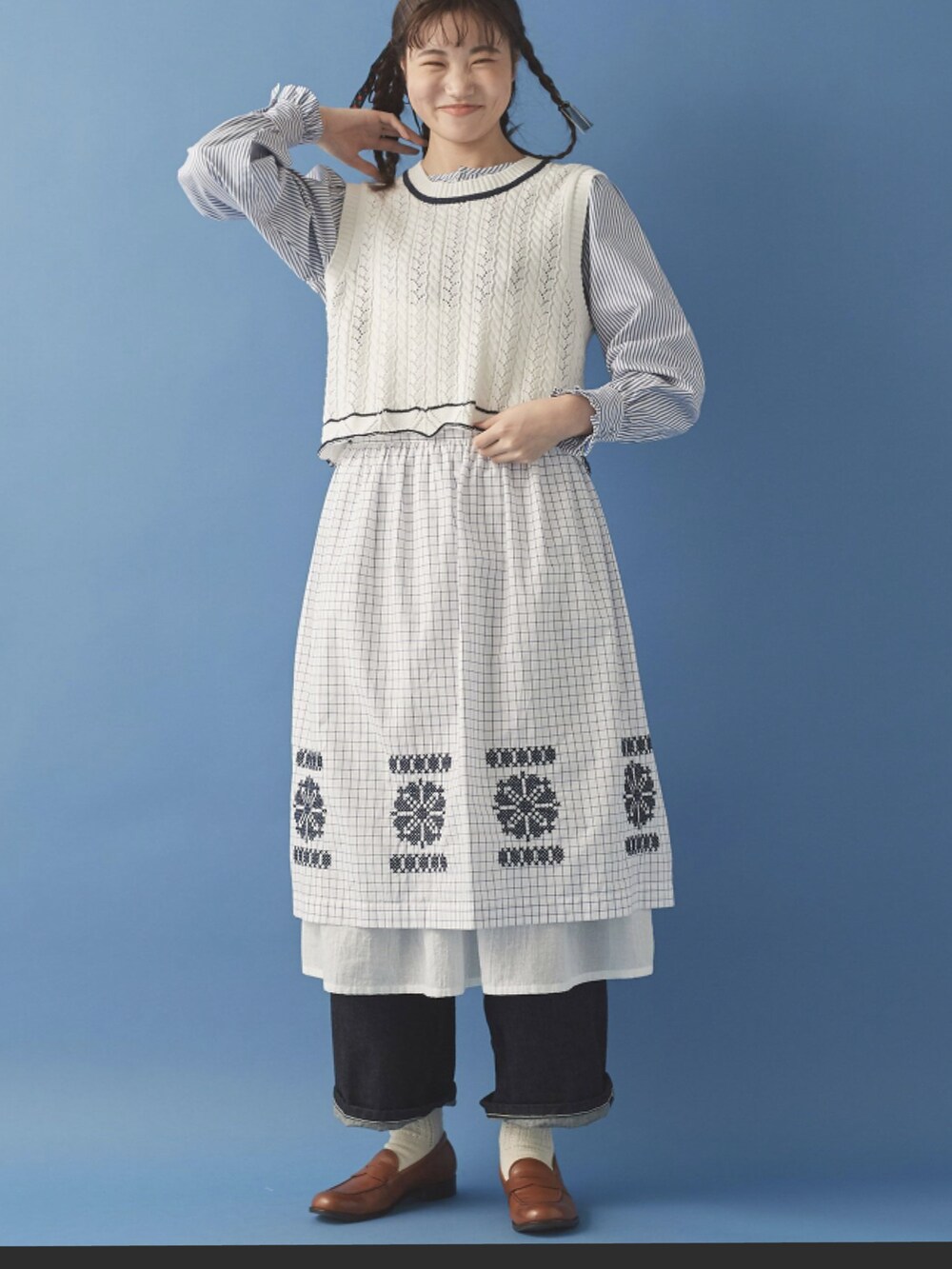 その他の付け襟、グレー系の付け襟、ブルー系の付け襟を着用したレディースの冬コーディネートの3枚目の写真