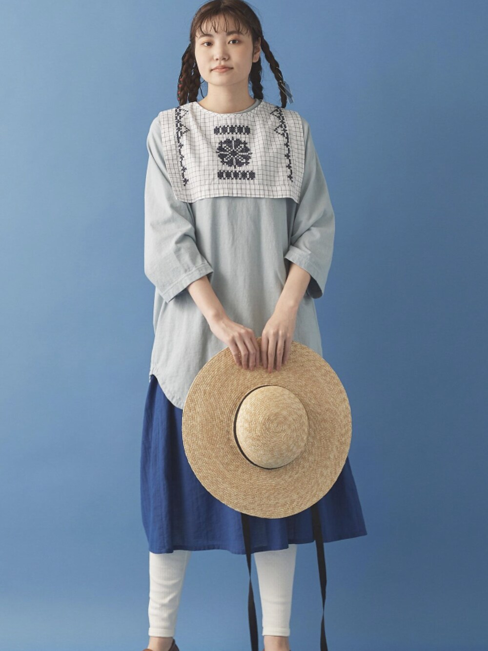 その他の付け襟、グレー系の付け襟、ブルー系の付け襟を着用したレディースの冬コーディネートの5枚目の写真