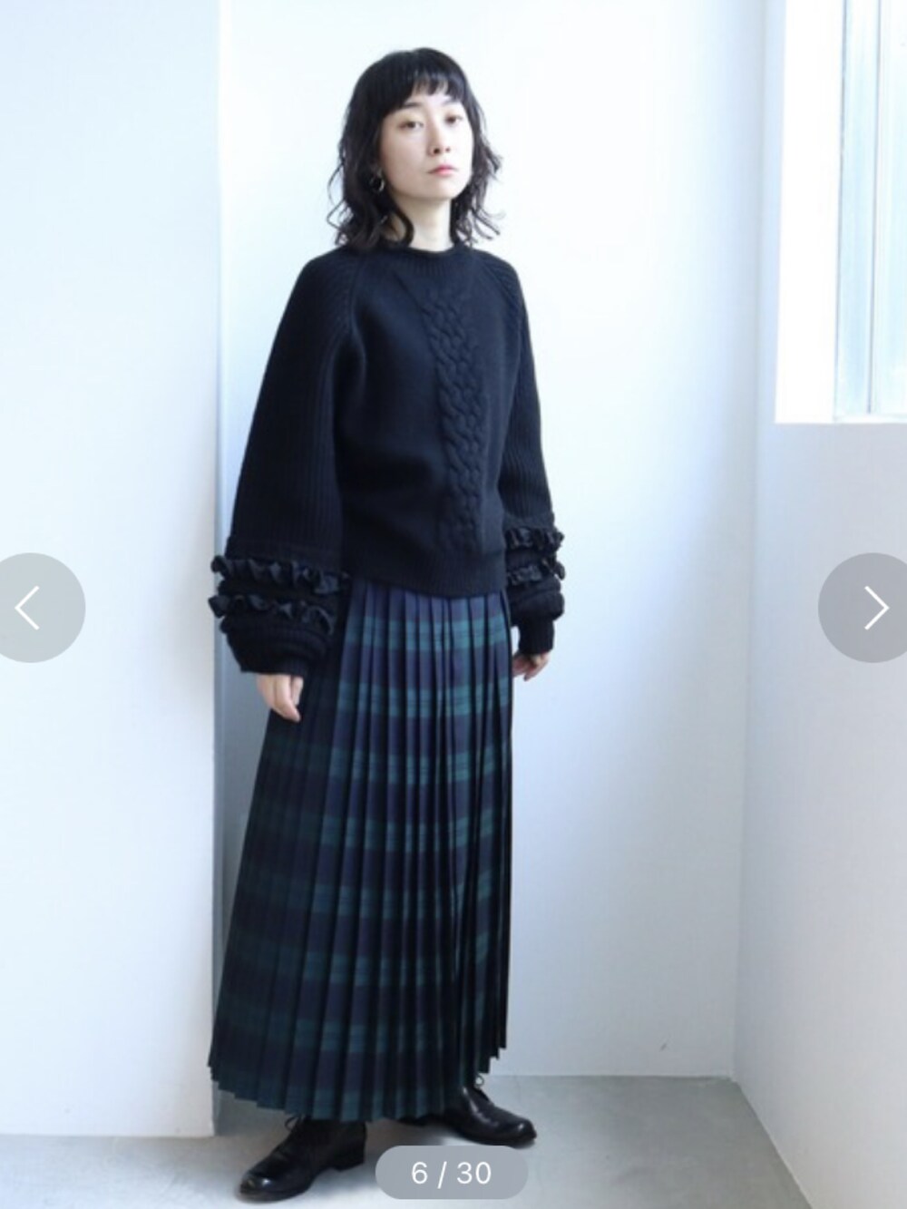 ブラック系のニット/セーターを着用したレディースの夏コーディネートの4枚目の写真