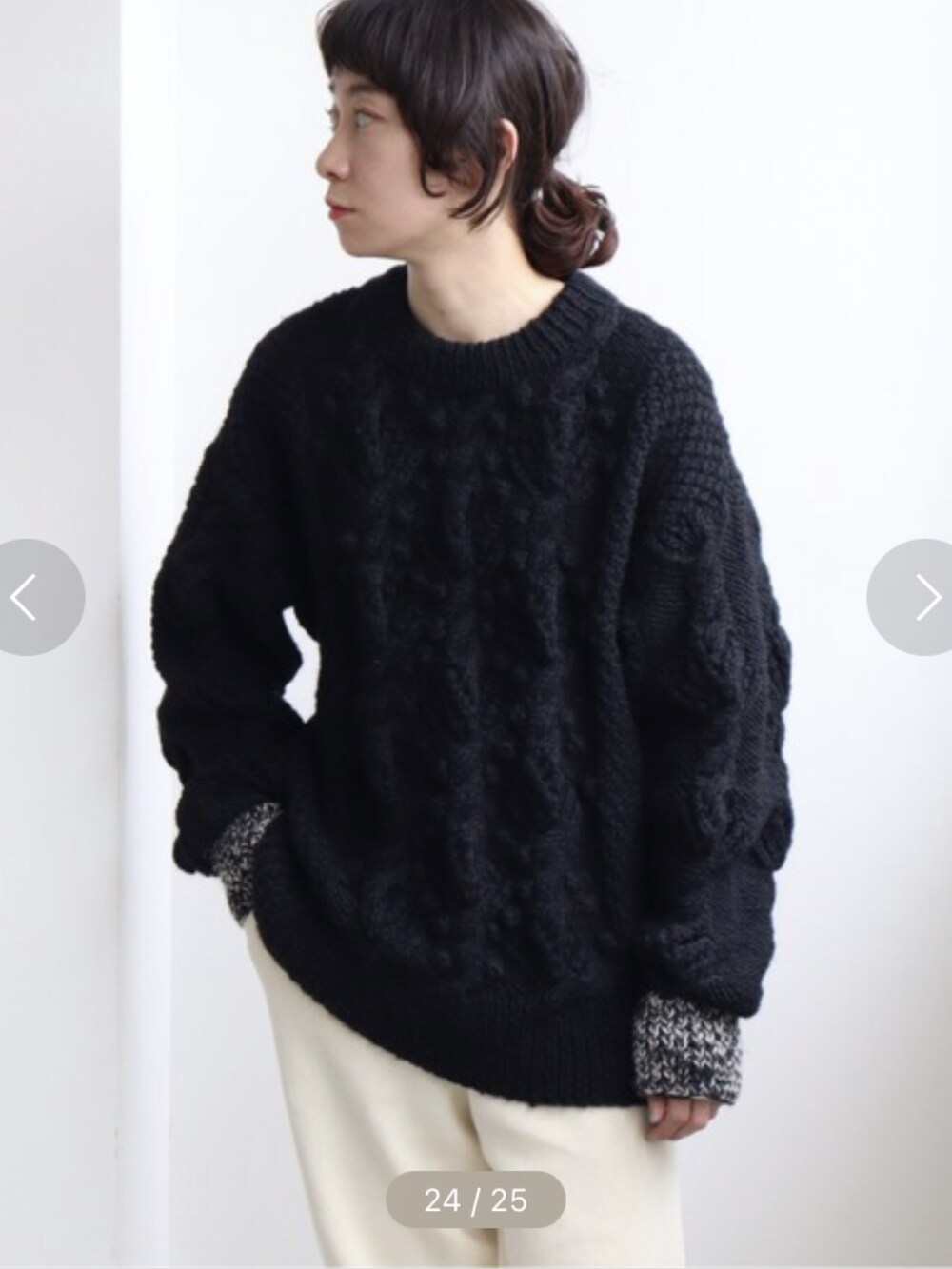 ブラック系のニット/セーターを着用したレディースの夏コーディネートの3枚目の写真