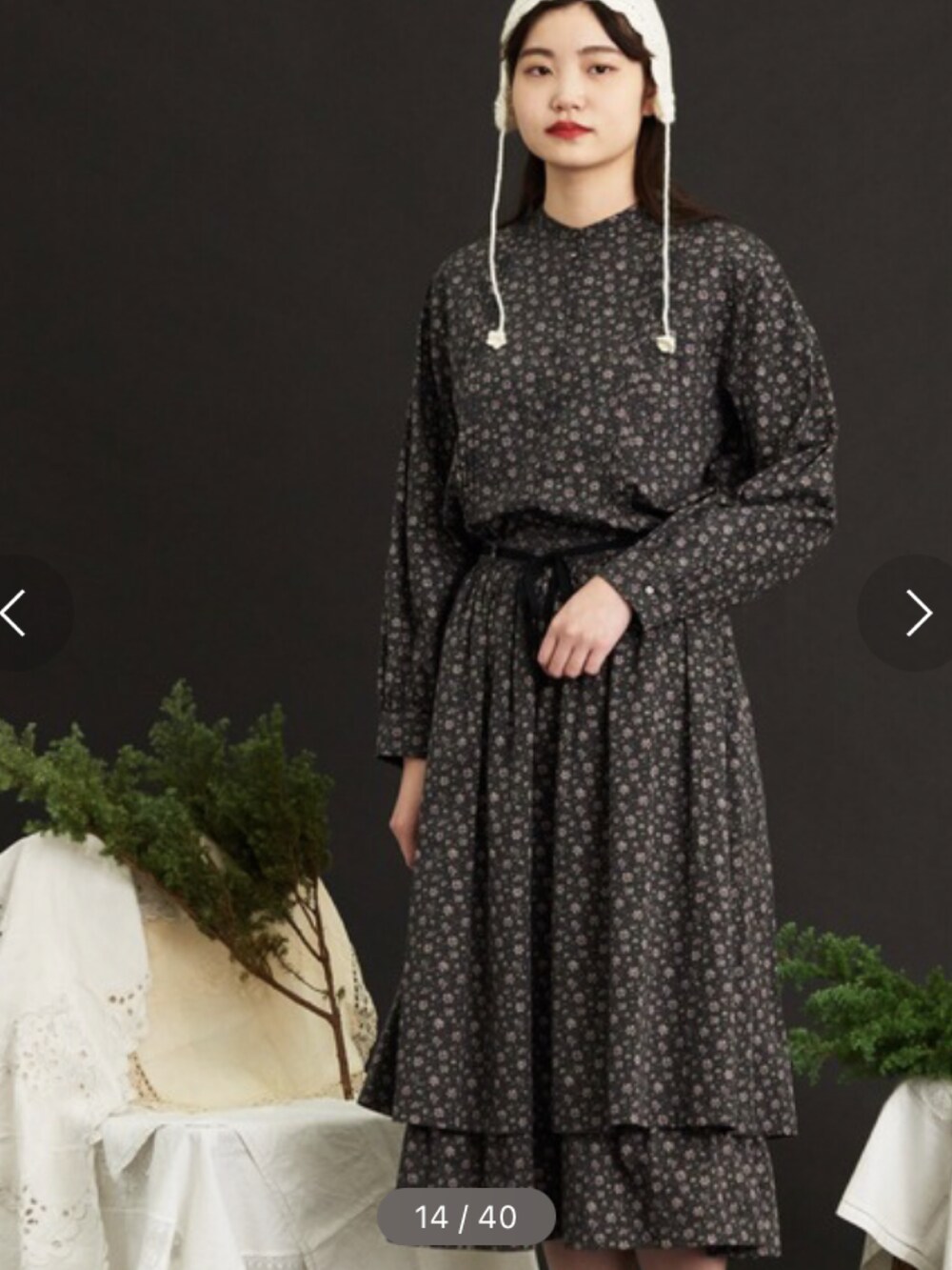 ブラウン系のシャツ/ブラウス、ブラウン系のスカート、ホワイト系のスカートを着用したレディースの冬コーディネートの2枚目の写真