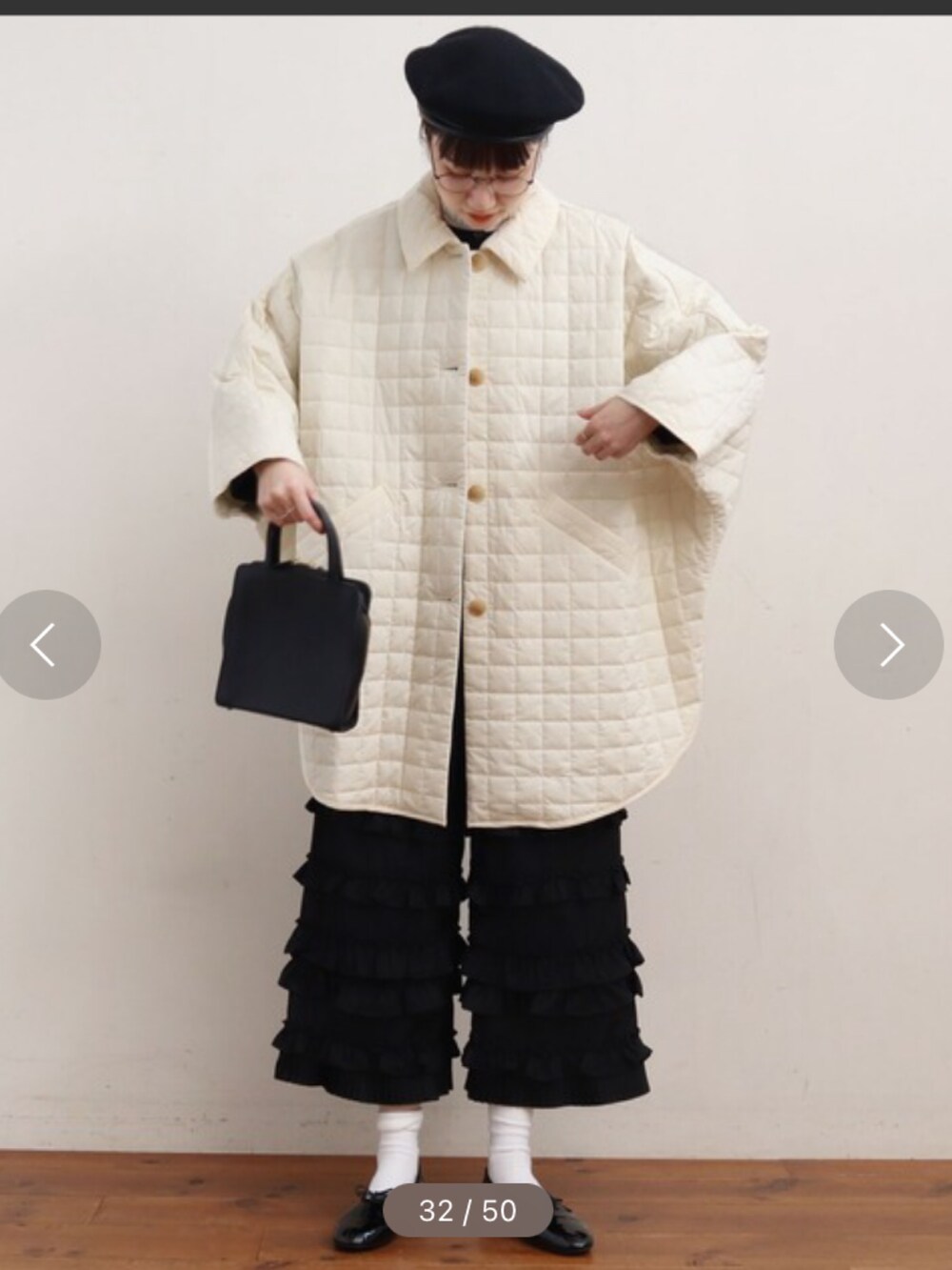 グリーン系のトップスを着用したレディースの秋コーディネートの4枚目の写真