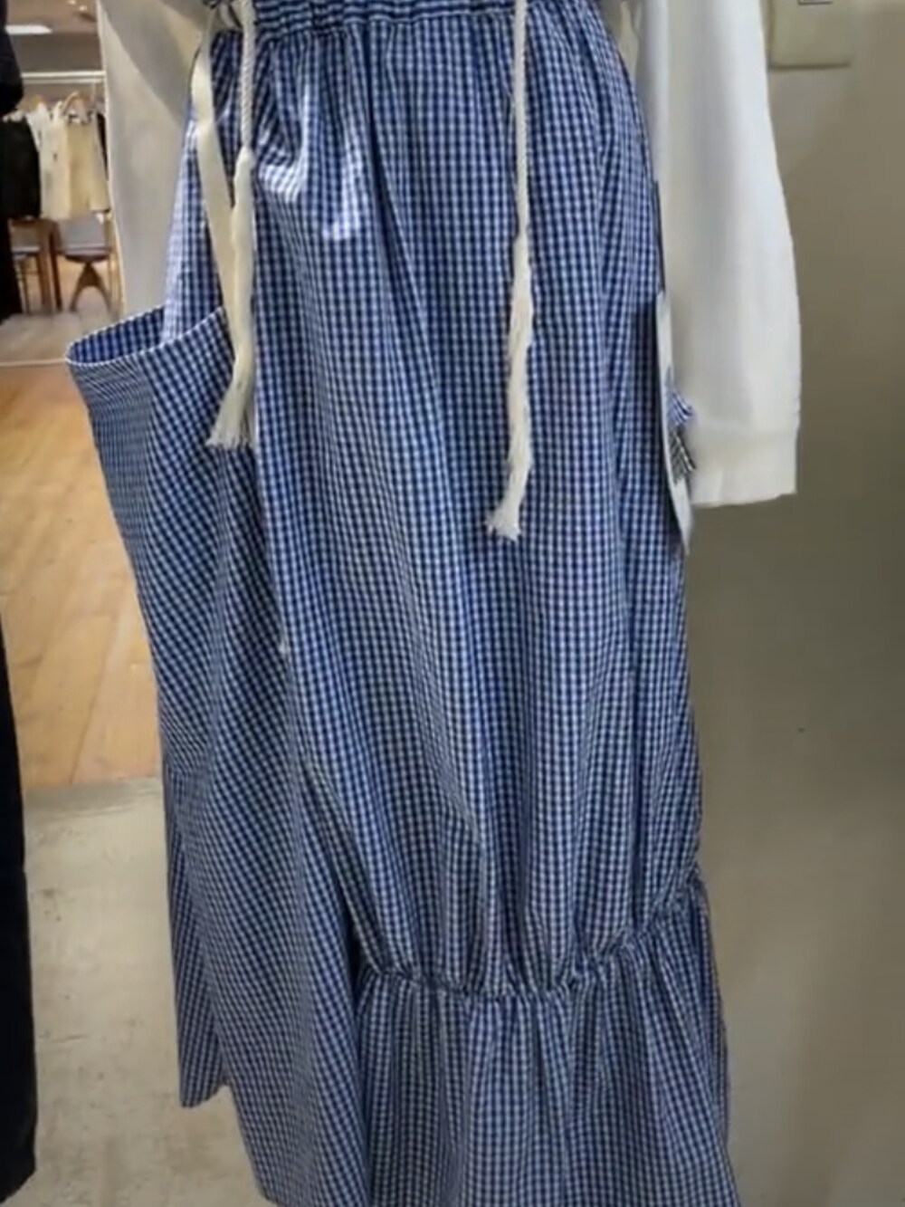 ブルー系のデニムパンツを着用したレディースの冬コーディネートの4枚目の写真