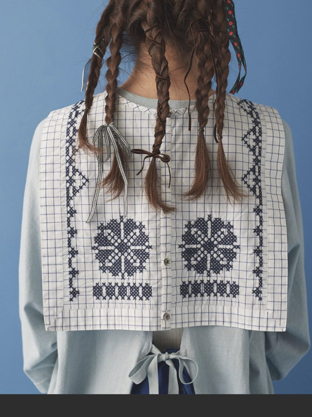 その他の付け襟、グレー系の付け襟、ブルー系の付け襟を着用したレディースの冬コーディネートの4枚目の写真