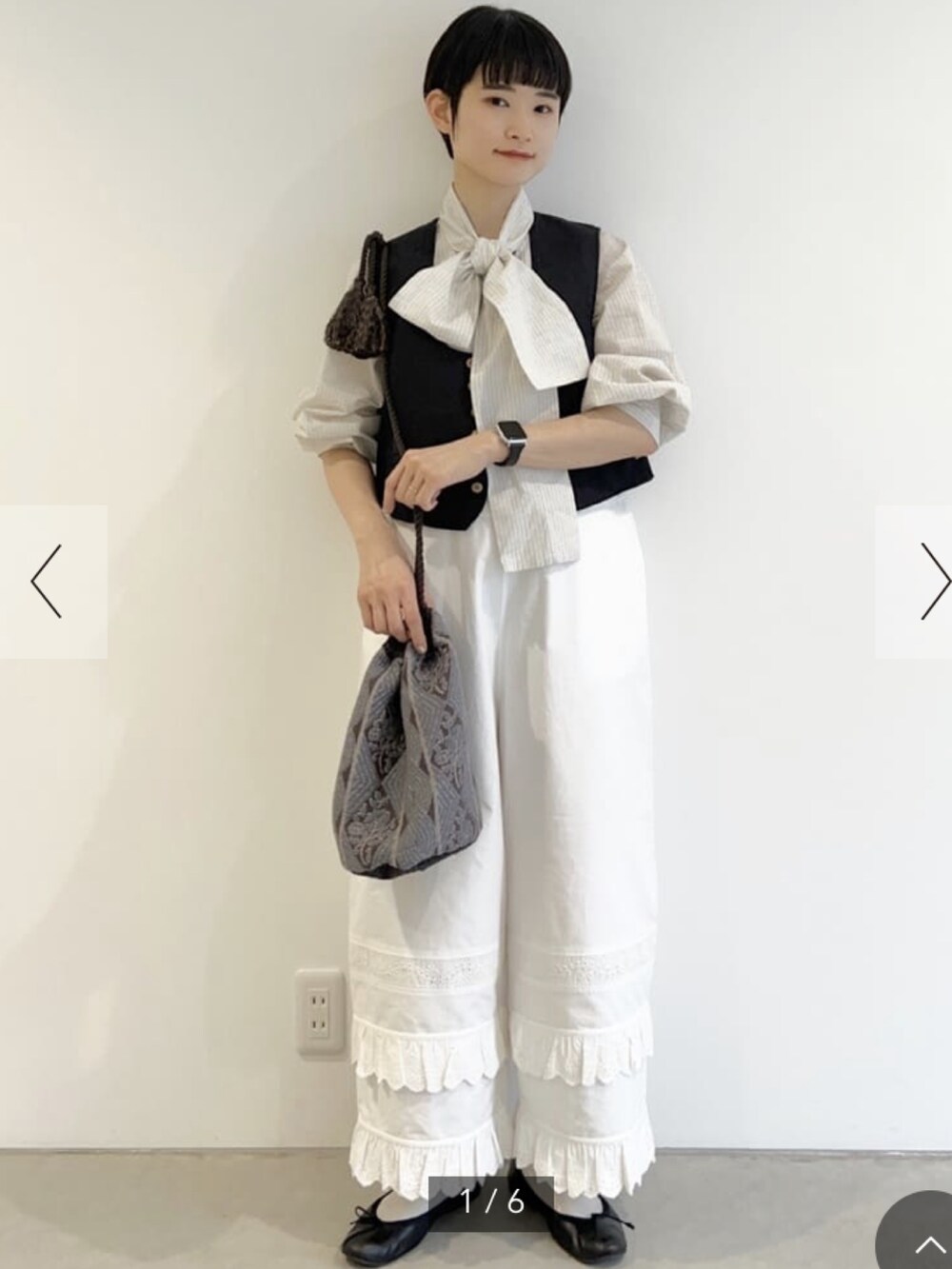 ホワイト系のサロペット/オーバーオールを着用したレディースの秋コーディネートの2枚目の写真