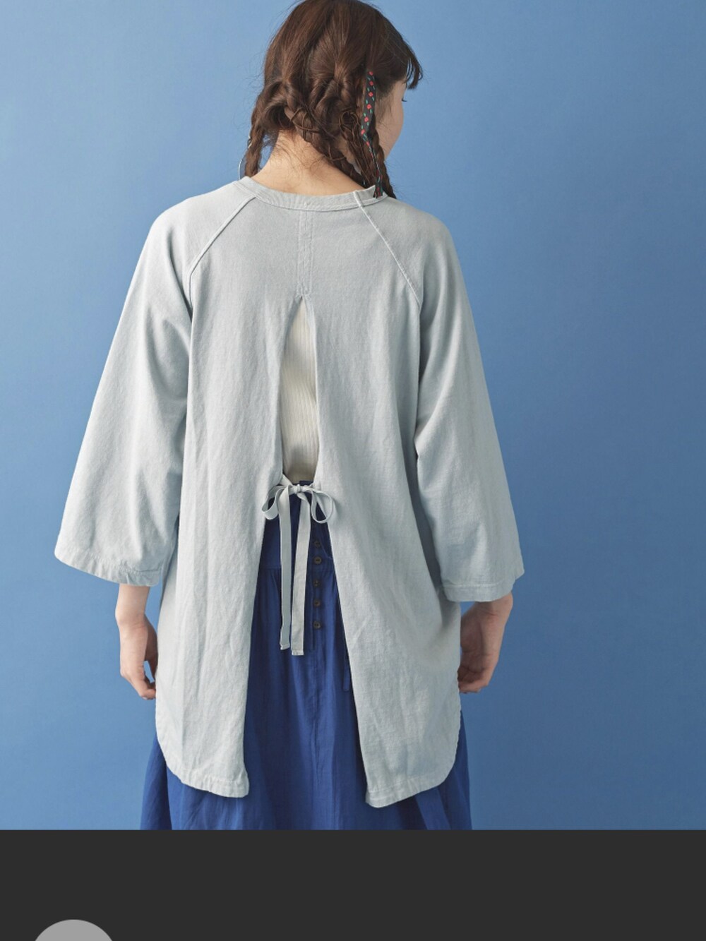 ブルー系のTシャツ/カットソー、その他の付け襟を着用したレディースの夏コーディネートの2枚目の写真