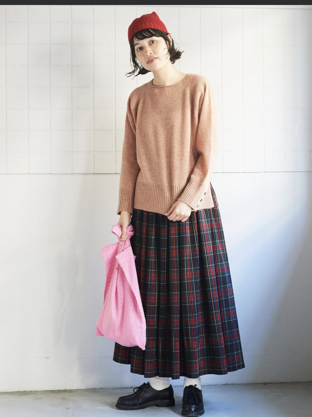 レッド系のスカート、ブラック系のハンチング/ベレー帽を着用したレディースの冬コーディネートの2枚目の写真