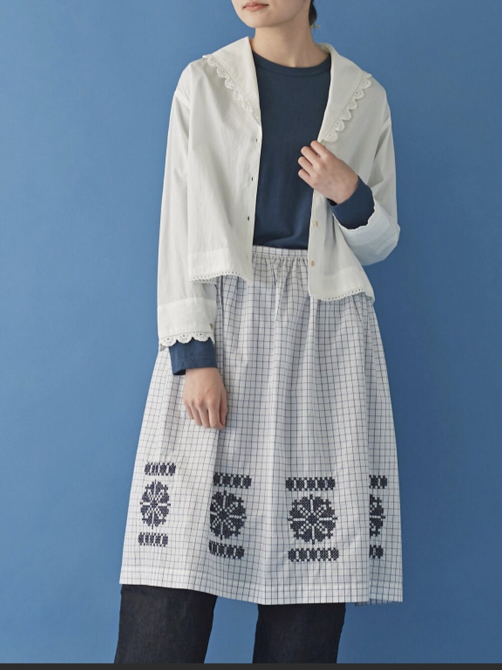 その他の付け襟、グレー系の付け襟、ブルー系の付け襟を着用したレディースの冬コーディネートの2枚目の写真