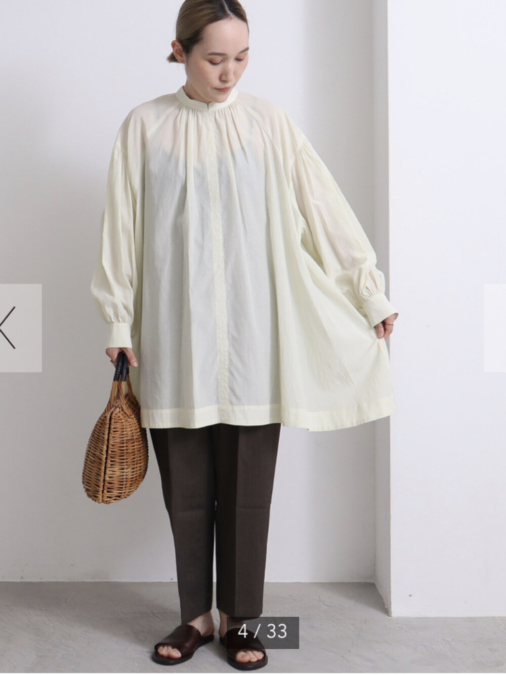 ホワイト系のシャツ/ブラウス、ピンク系のその他パンツ、ベージュ系のハットを着用したレディースの春コーディネートの4枚目の写真